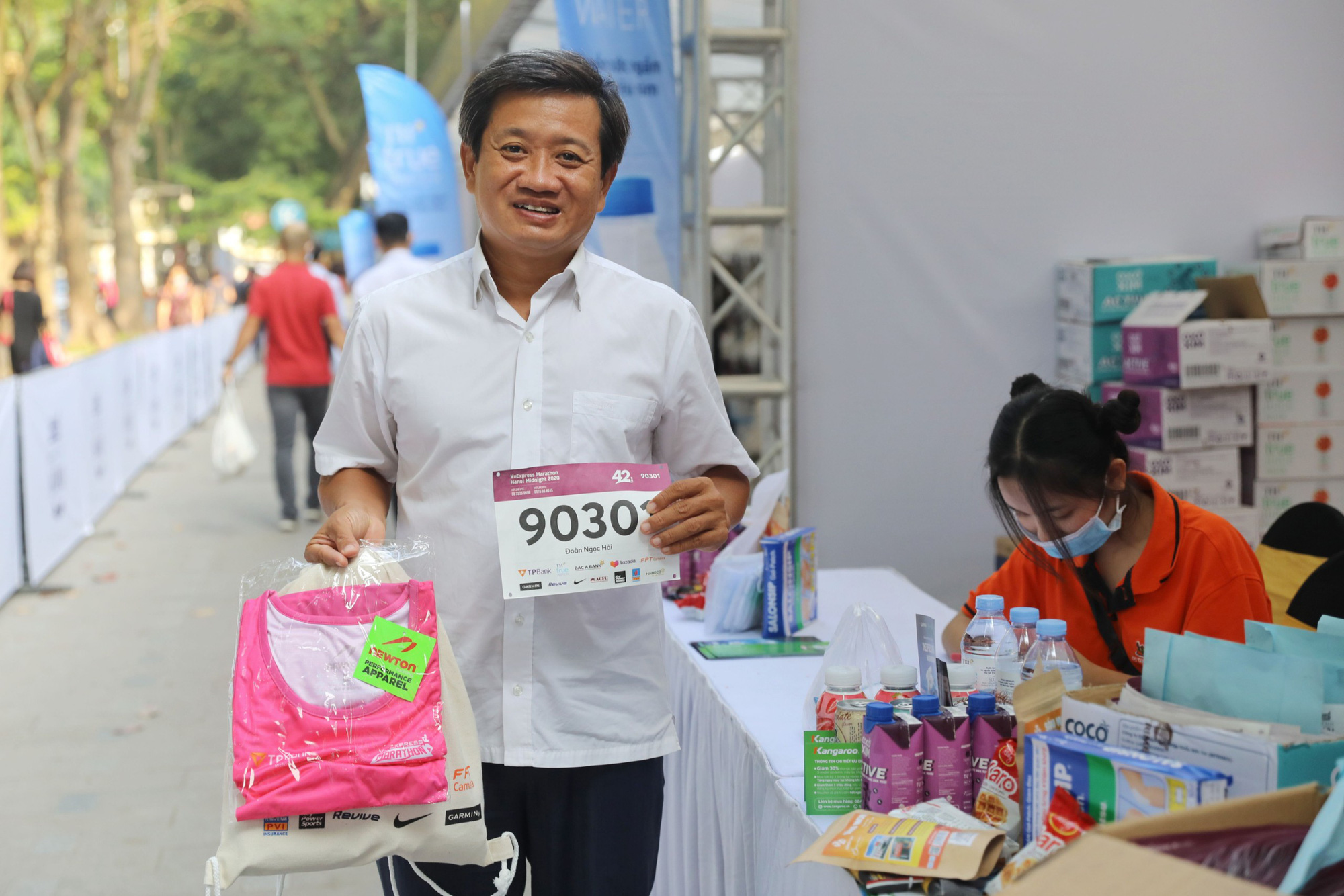 Đang chấn thương, &ocirc;ng Đo&agrave;n Ngọc Hải tham gia giải chạy Marathon thứ 7 trong 2 th&aacute;ng - Ảnh 2.