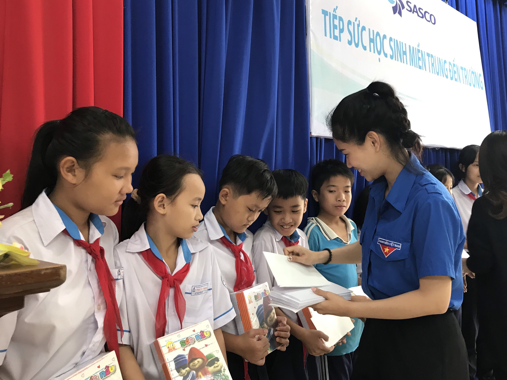 Tiếp sức học sinh miền Trung đến trường sau mưa lũ - Ảnh 6.