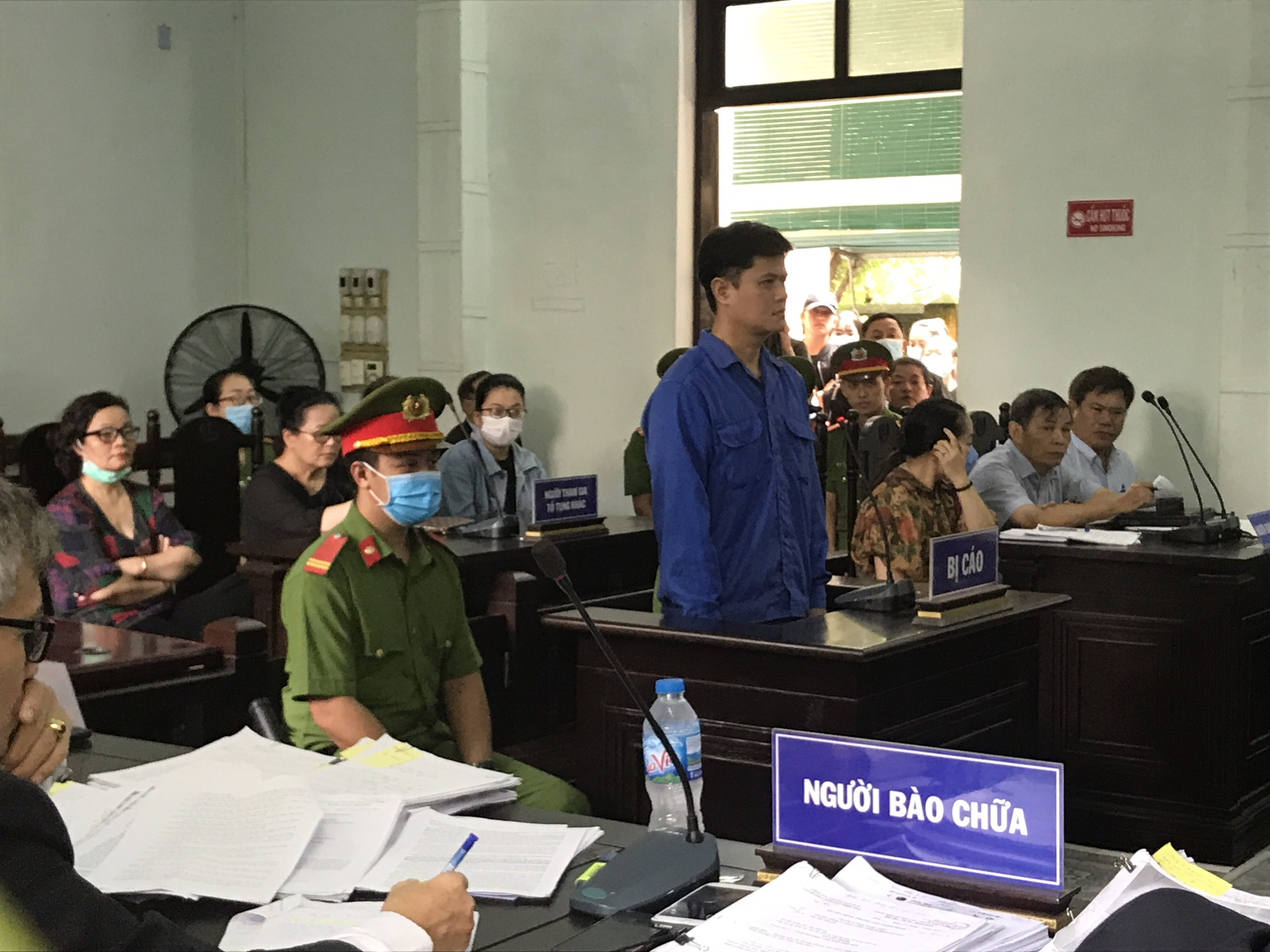 Luật sư đề nghị tạm trả tự do cho cựu b&aacute;c sĩ bị c&aacute;o buộc hiếp d&acirc;m nữ điều dưỡng - Ảnh 2.