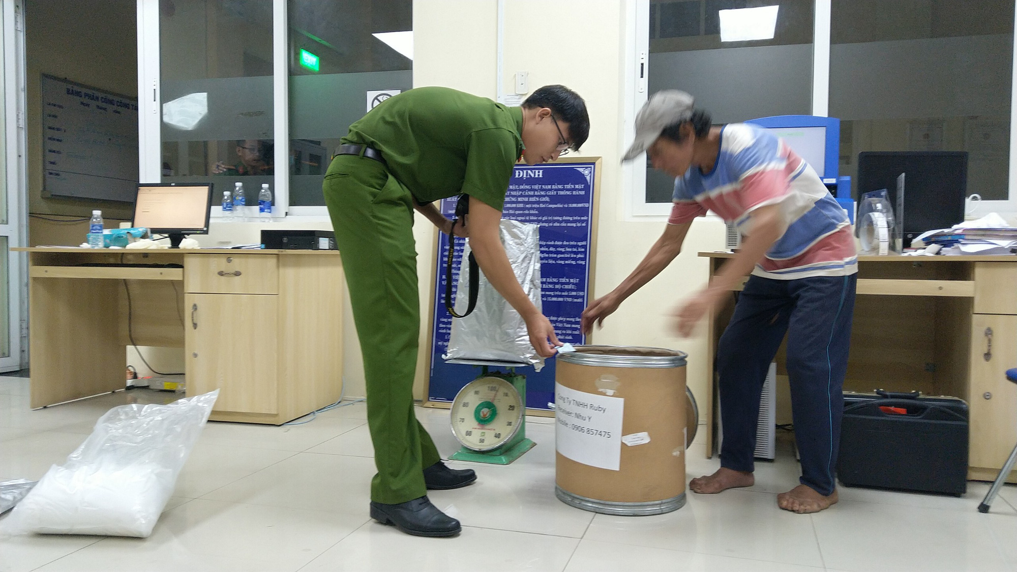Người đ&agrave;n &ocirc;ng v&aacute;c th&ugrave;ng h&agrave;ng qua bi&ecirc;n giới chứa chất &ldquo;giết người&rdquo; - Ảnh 1.