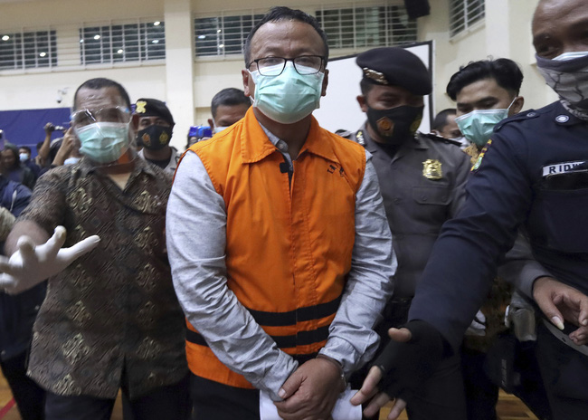 "Đốt" tiền hối lộ ở Mỹ, bộ trưởng Indonesia bị đón lõng ngay tại sân bay