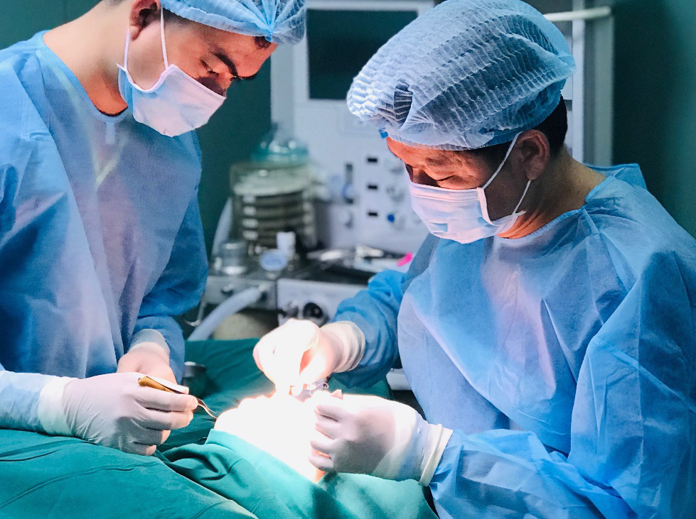 Căng não gắp từng dị vật trong vết thương do tai nạn giao thông