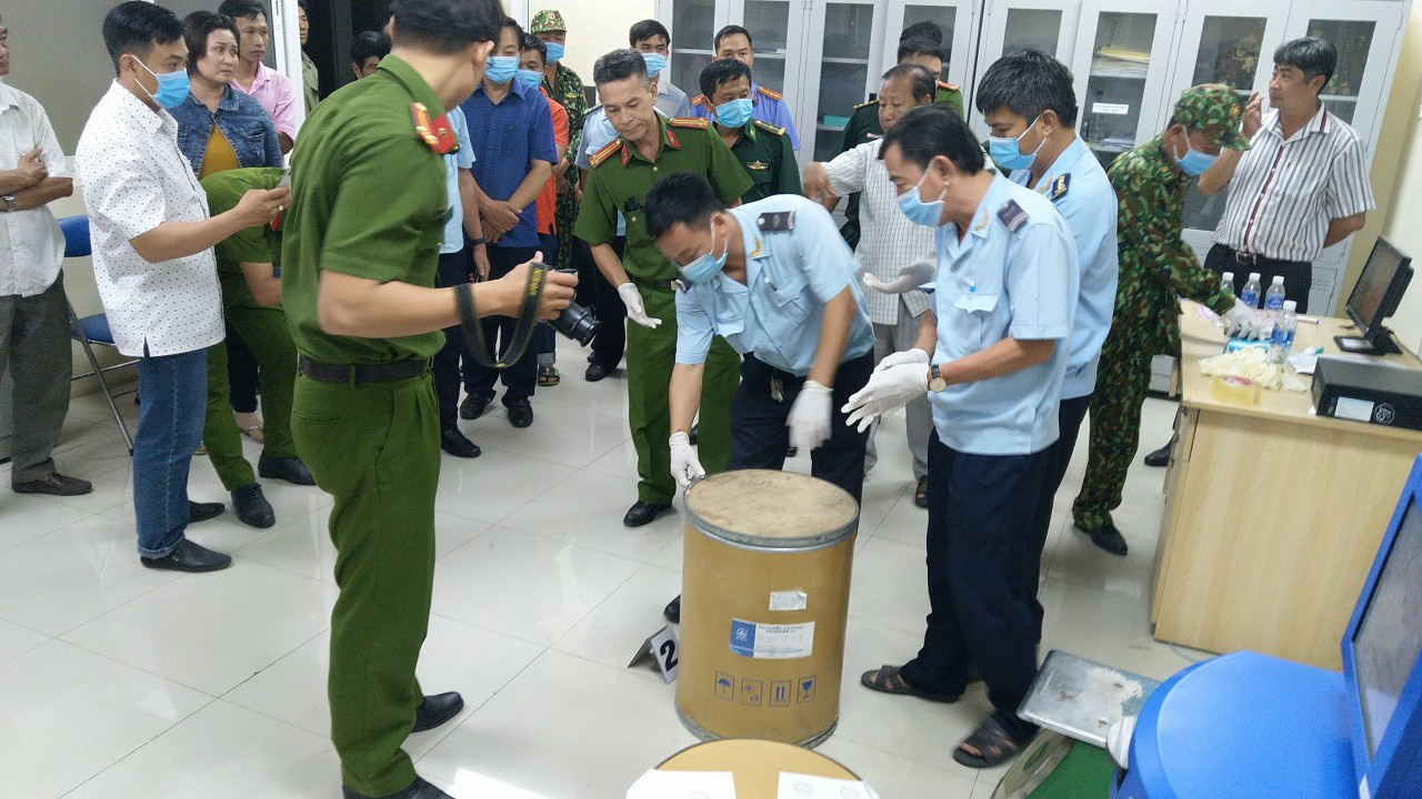 Người đàn ông vác thùng hàng qua biên giới chứa chất “giết người”
