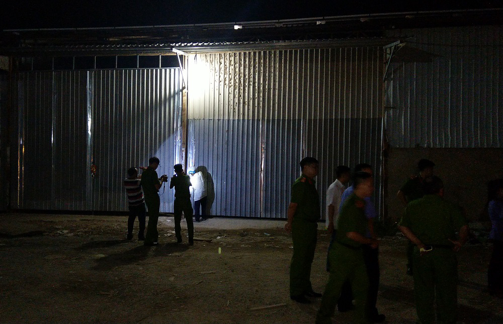 Người đ&agrave;n &ocirc;ng v&aacute;c th&ugrave;ng h&agrave;ng qua bi&ecirc;n giới chứa chất &ldquo;giết người&rdquo; - Ảnh 5.