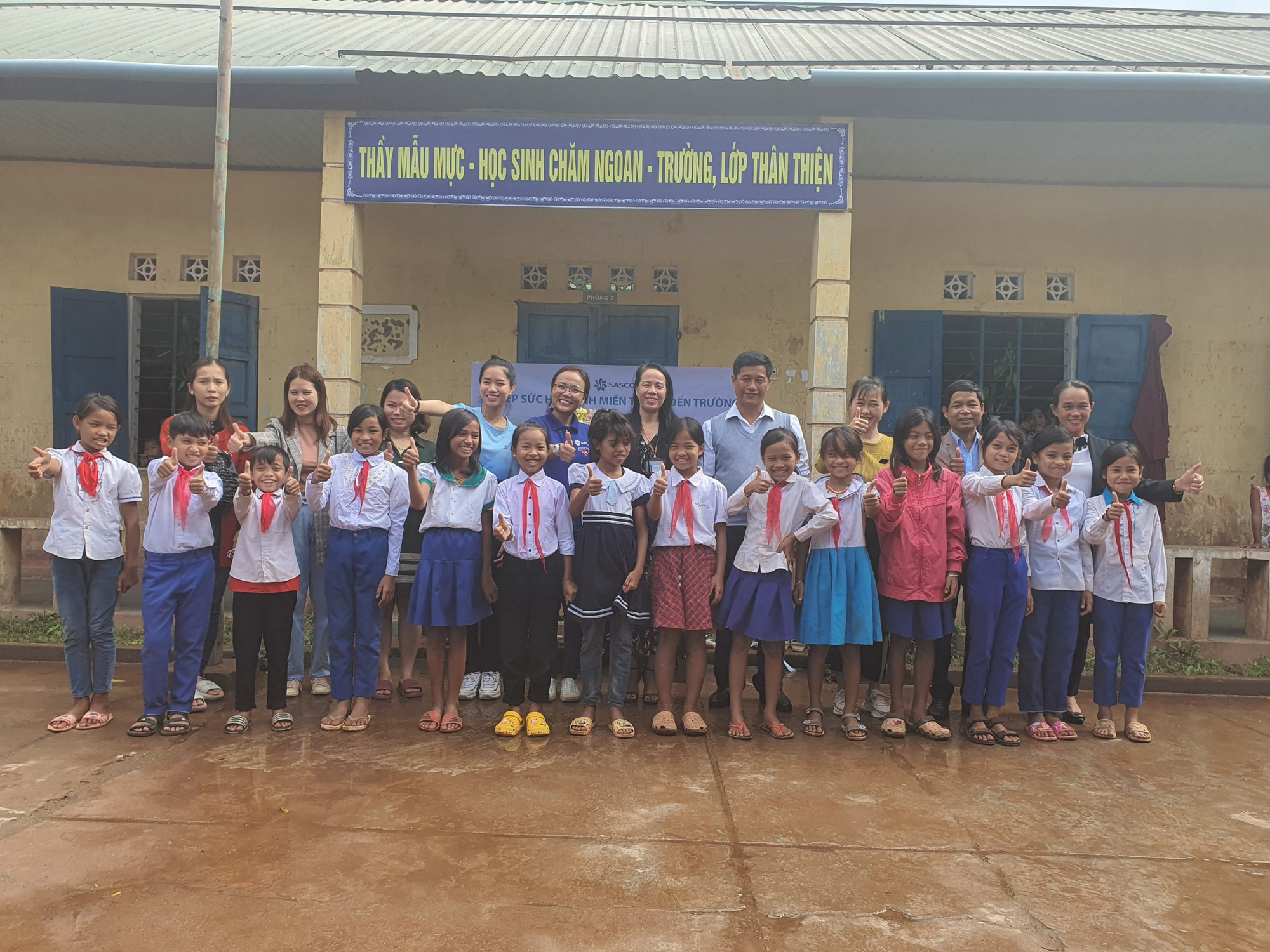 Tiếp sức học sinh miền Trung đến trường sau mưa lũ - Ảnh 2.
