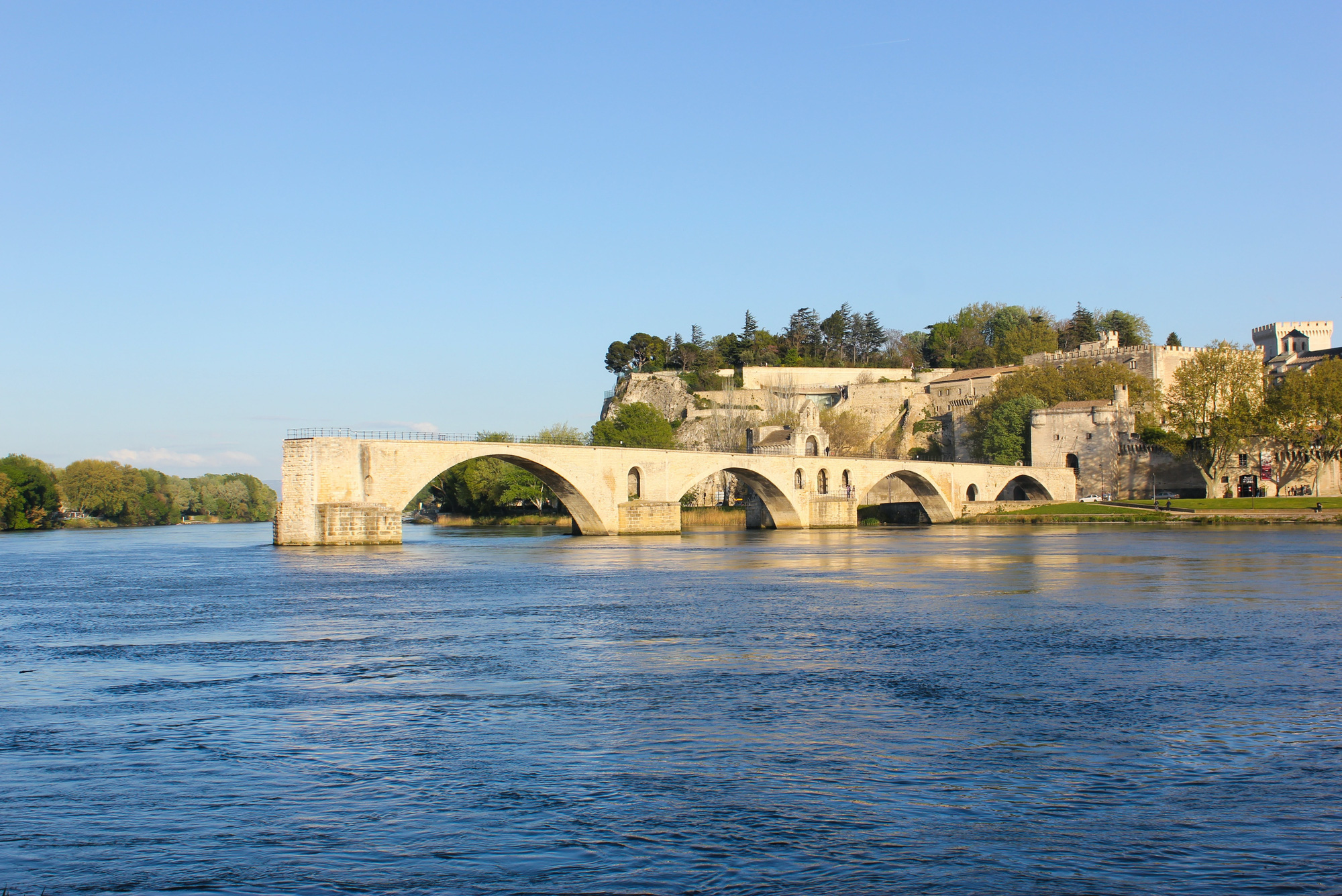 Avignon - cũ mới song h&agrave;nh - Ảnh 2.