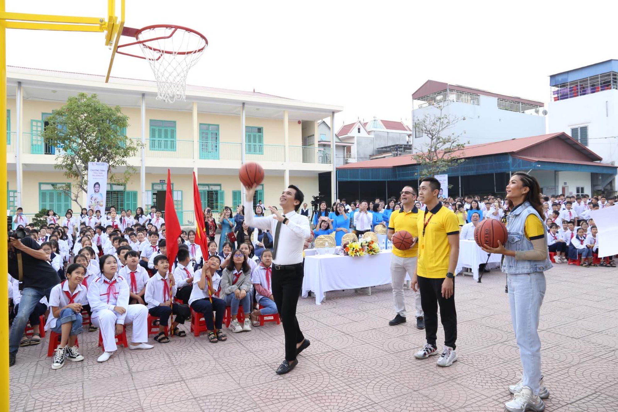 Sun Life Việt Nam tặng trụ b&oacute;ng rổ v&agrave; quả b&oacute;ng rổ cho trường học - Ảnh 1.