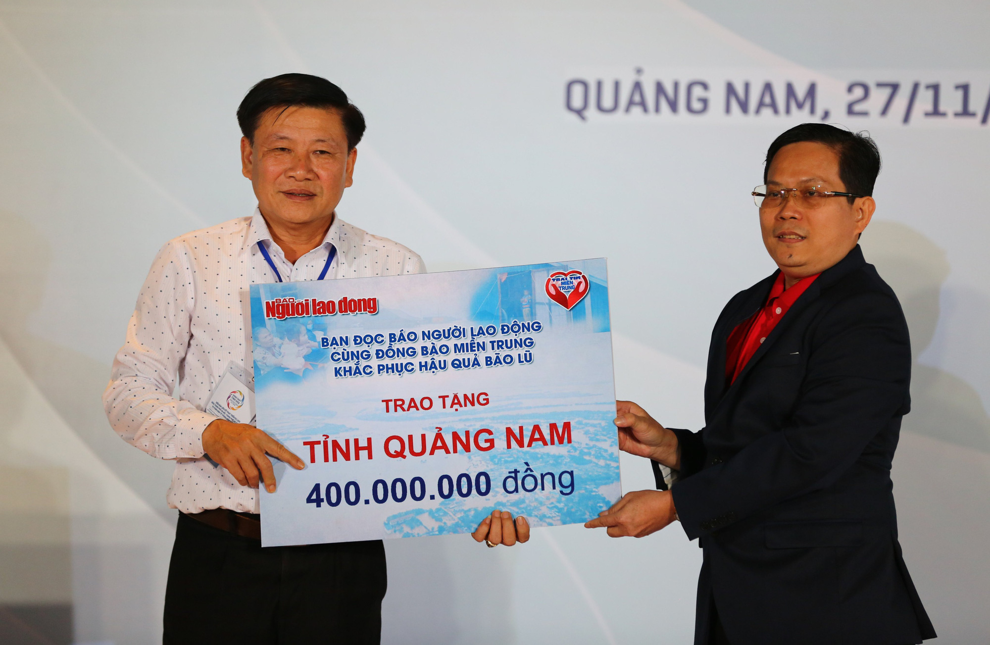 Báo Người Lao Động trao 50.000 lá cờ Tổ quốc và 1,7 tỉ đồng cho miền Trung