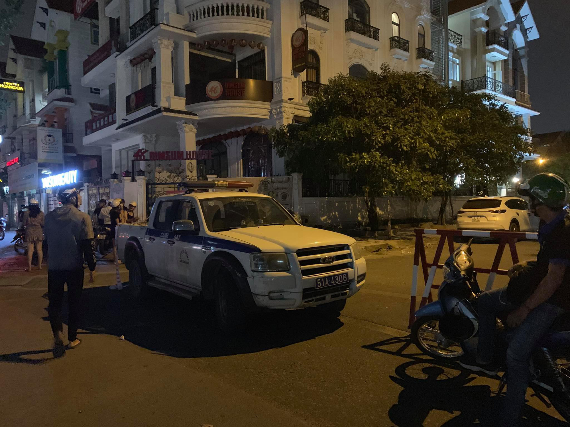 Ph&aacute;t hiện thi thể kh&ocirc;ng nguy&ecirc;n vẹn giấu trong valy ở quận 7 - Ảnh 2.