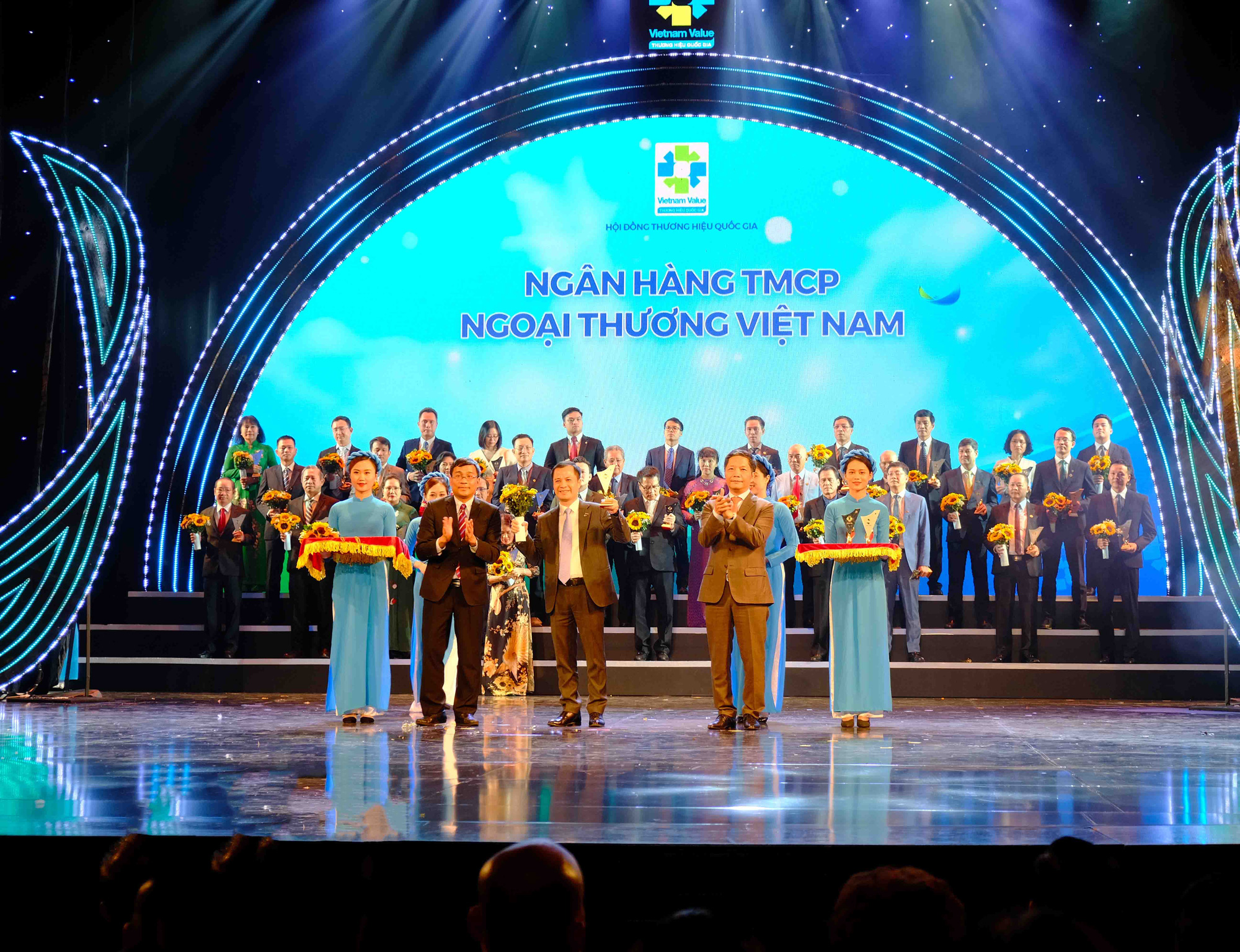 Vietcombank 7 lần li&ecirc;n tiếp được vinh danh Thương hiệu Quốc gia - Ảnh 1.