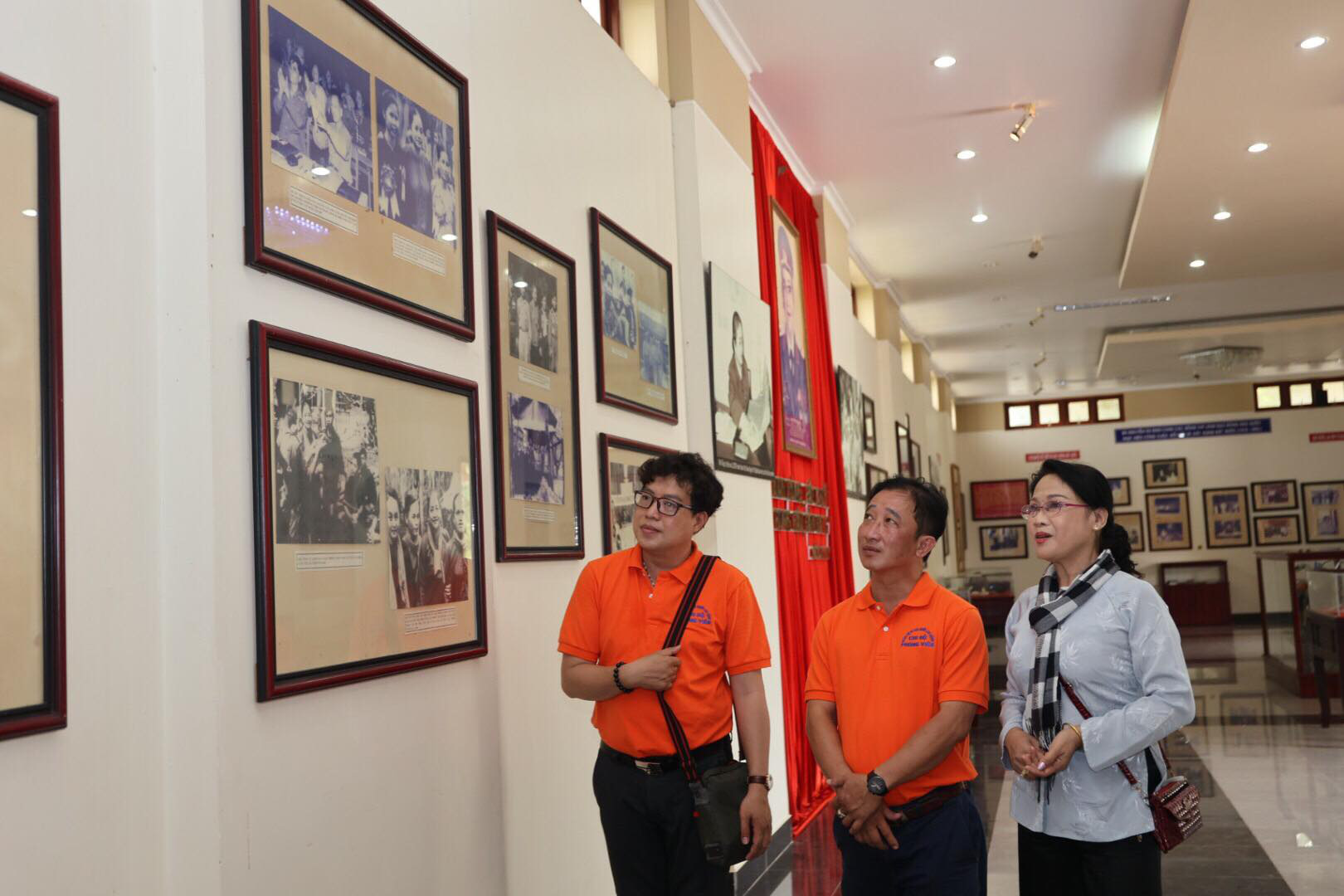 Mai V&agrave;ng nh&acirc;n &aacute;i thăm NSND Thảo V&acirc;n v&agrave; nghệ sĩ h&agrave;i Vũ Quang tại Bến Tre - Ảnh 1.