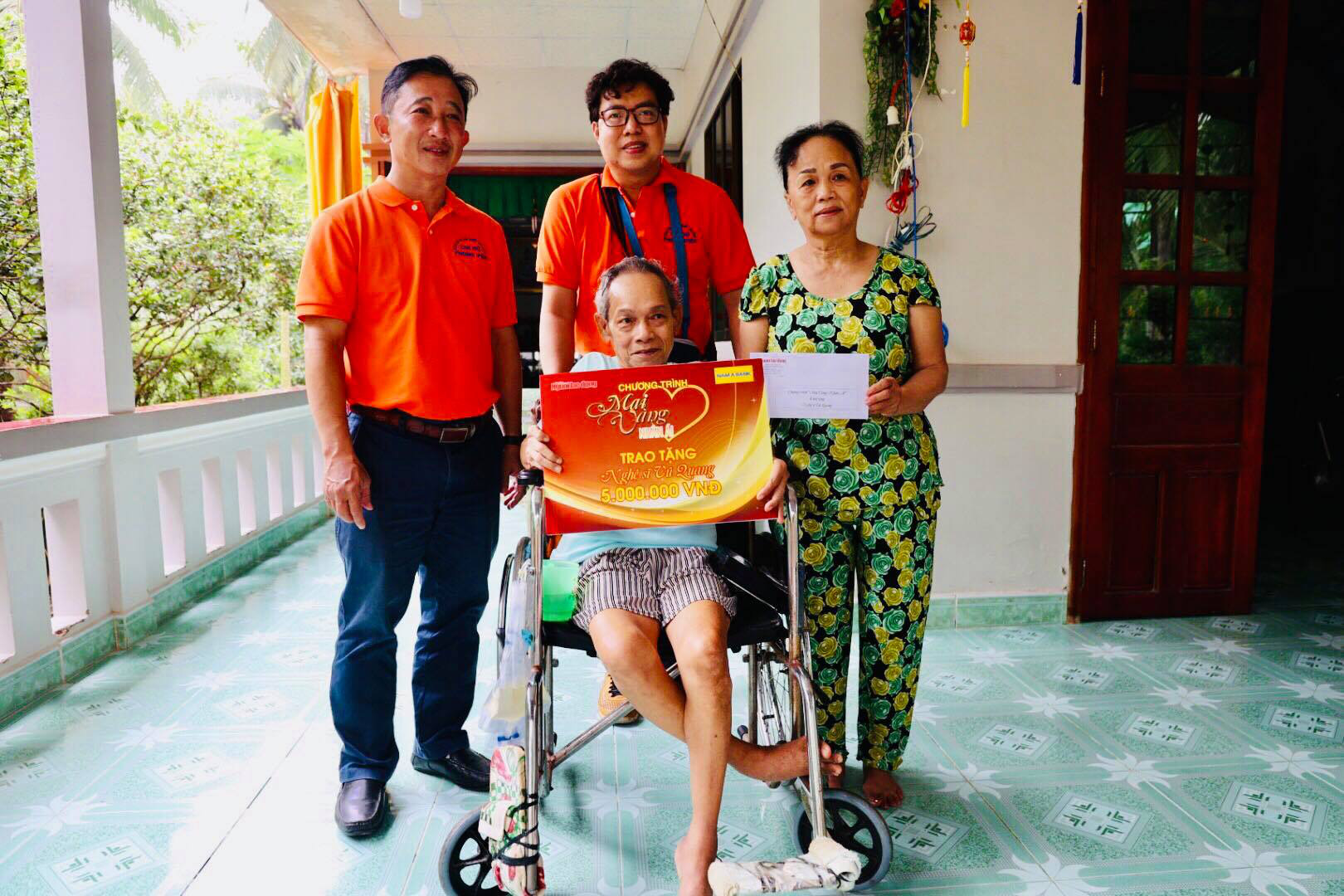 Mai V&agrave;ng nh&acirc;n &aacute;i thăm NSND Thảo V&acirc;n v&agrave; nghệ sĩ h&agrave;i Vũ Quang tại Bến Tre - Ảnh 6.