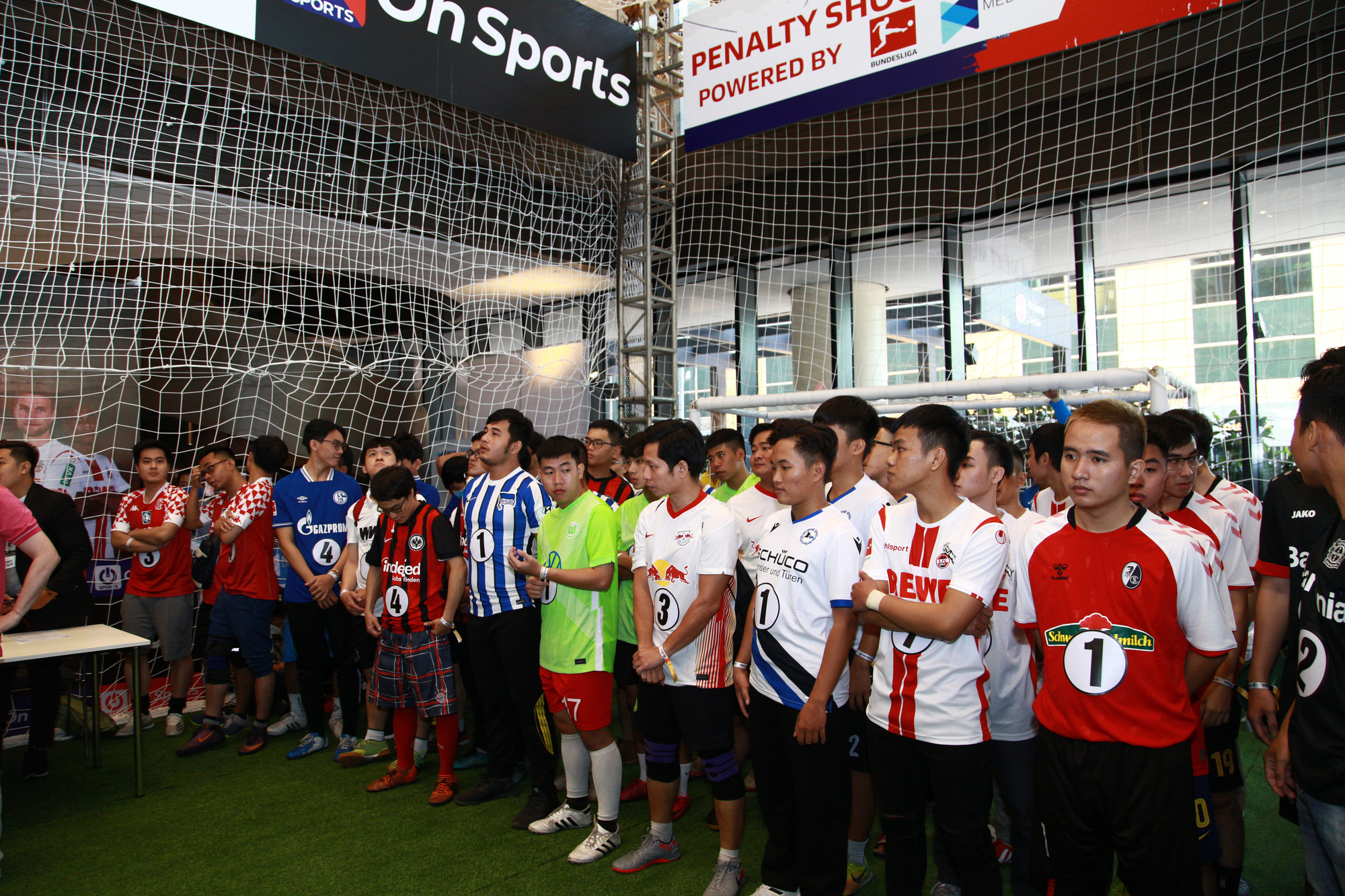Kh&ocirc;ng kh&iacute; s&ocirc;i động tại cuộc thi Bundesliga Penalty Shoot-out - Ảnh 3.