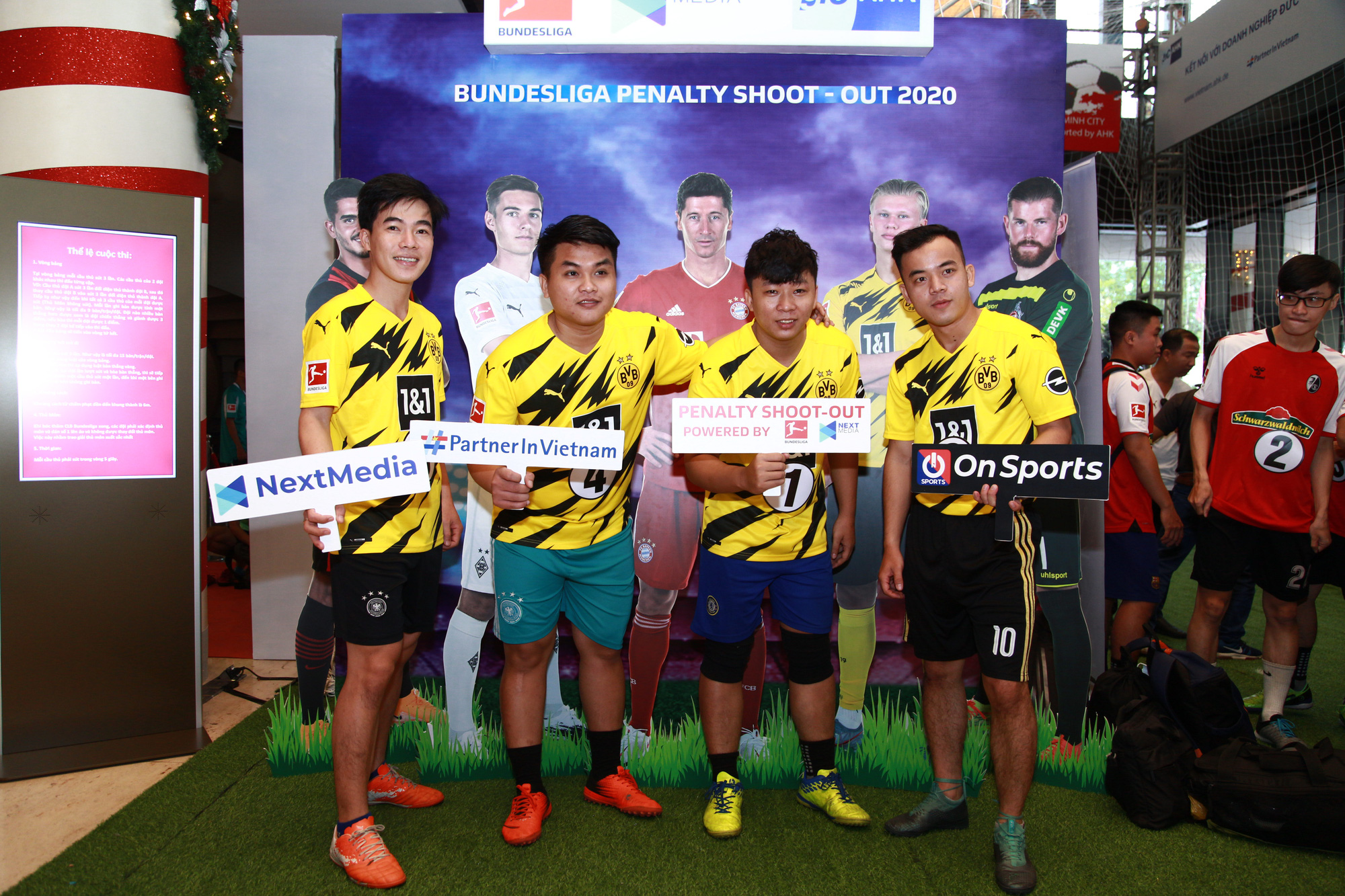 Kh&ocirc;ng kh&iacute; s&ocirc;i động tại cuộc thi Bundesliga Penalty Shoot-out - Ảnh 4.