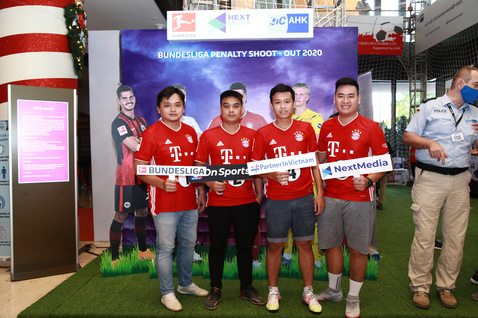 Kh&ocirc;ng kh&iacute; s&ocirc;i động tại cuộc thi Bundesliga Penalty Shoot-out - Ảnh 5.
