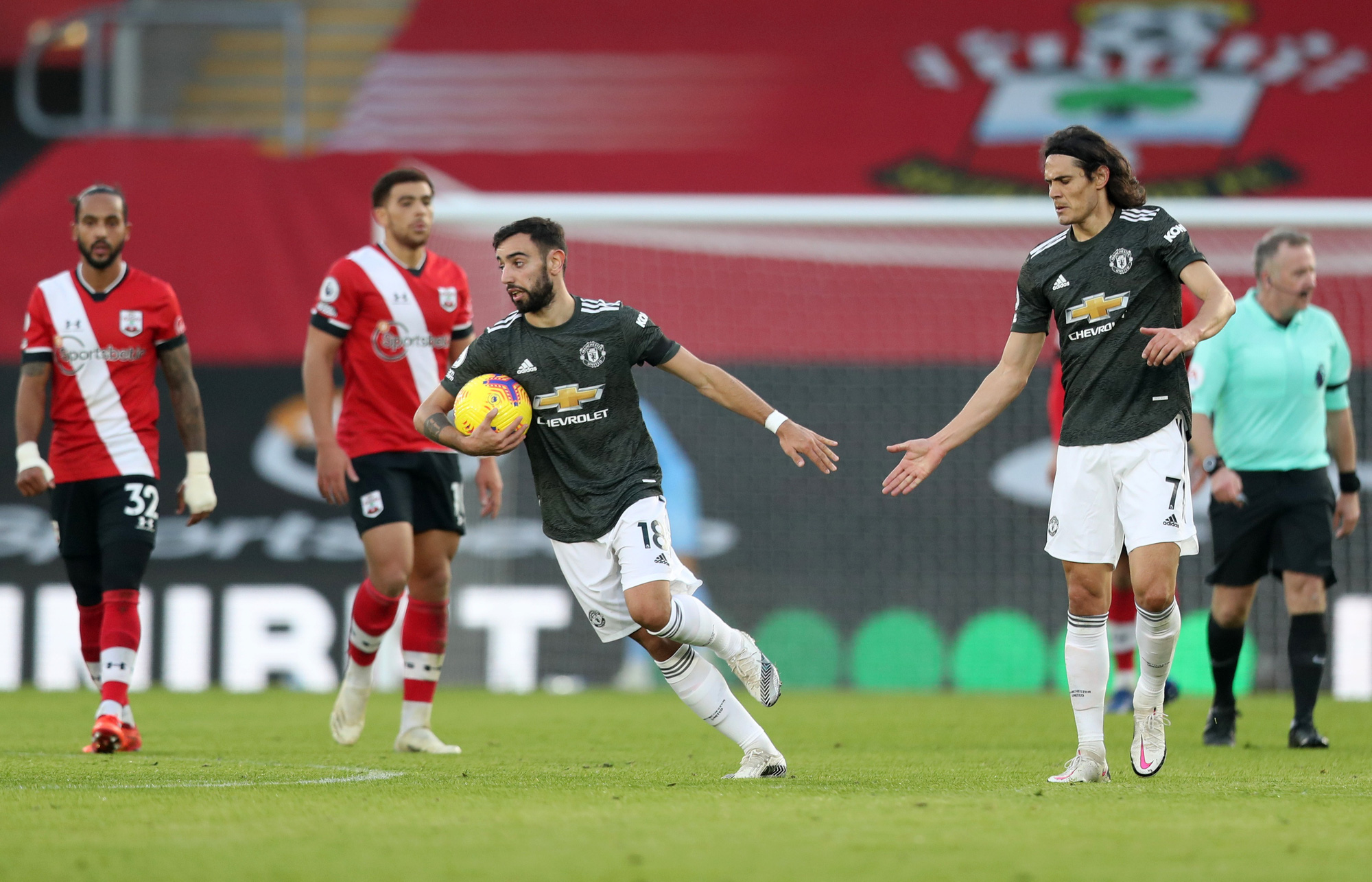 Người h&ugrave;ng Cavani đối mặt &aacute;n treo gi&ograve; 3 trận, Man United b&agrave;ng ho&agrave;ng - Ảnh 4.
