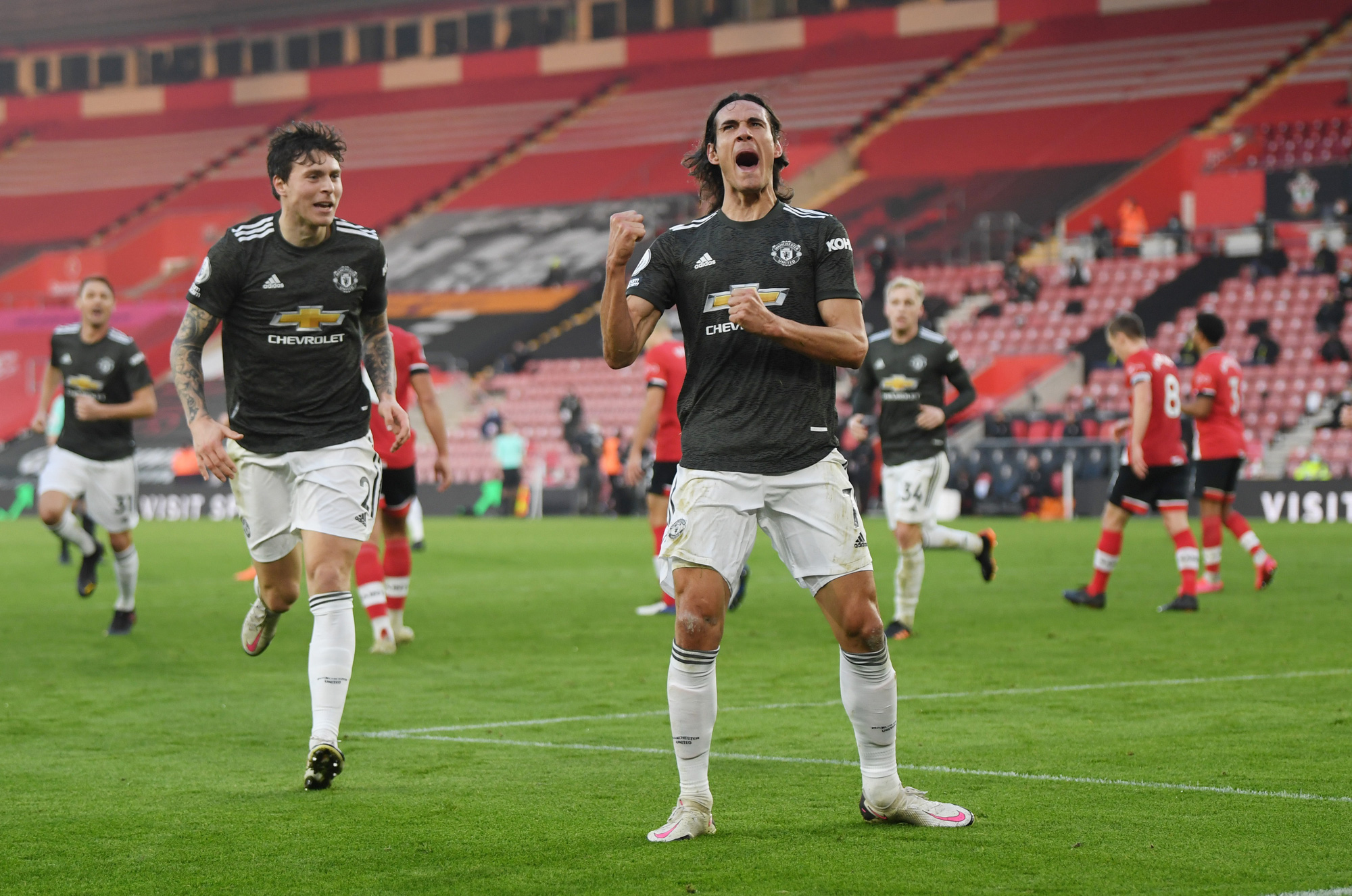 Người h&ugrave;ng Cavani đối mặt &aacute;n treo gi&ograve; 3 trận, Man United b&agrave;ng ho&agrave;ng - Ảnh 3.