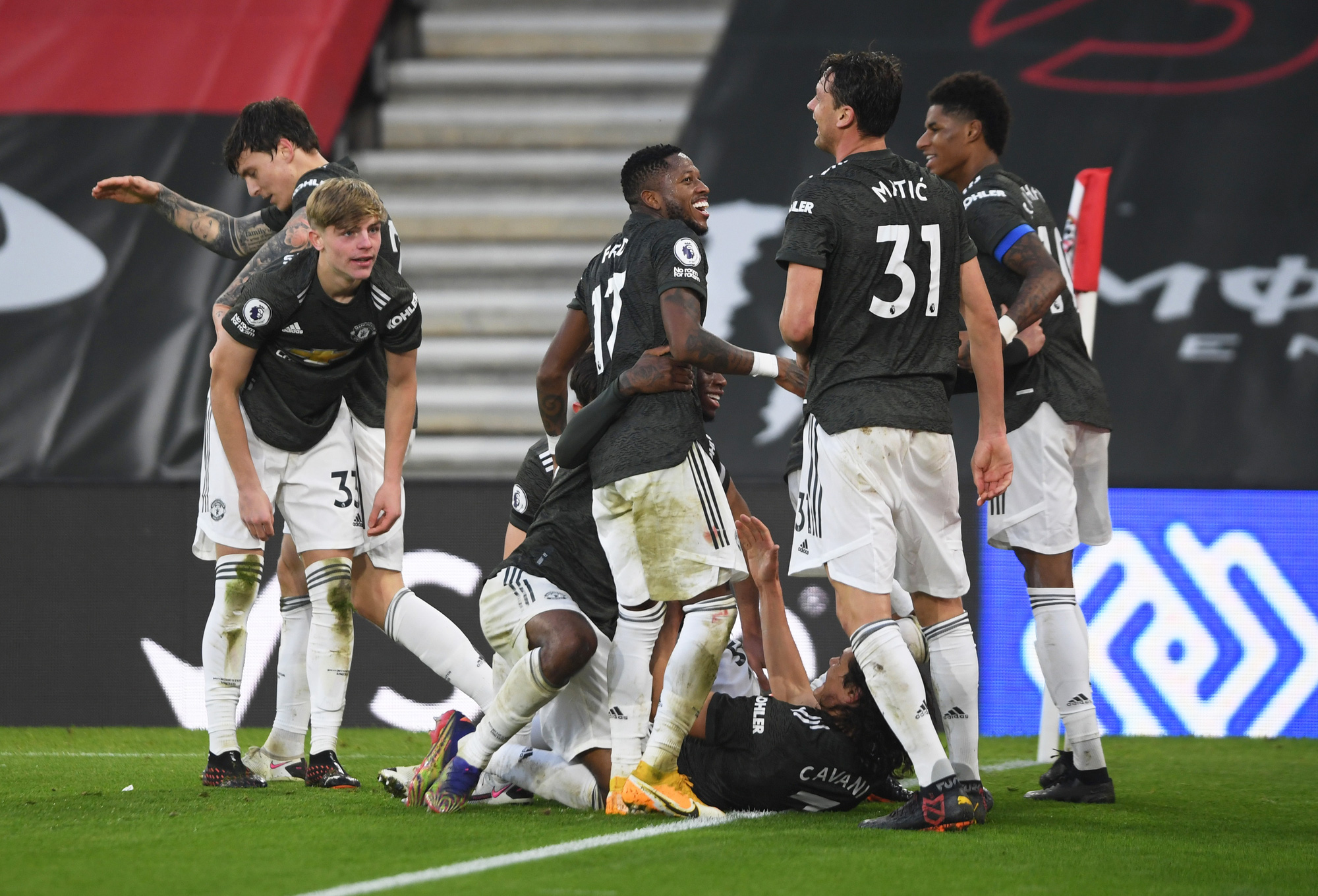 Người h&ugrave;ng Cavani đối mặt &aacute;n treo gi&ograve; 3 trận, Man United b&agrave;ng ho&agrave;ng - Ảnh 5.