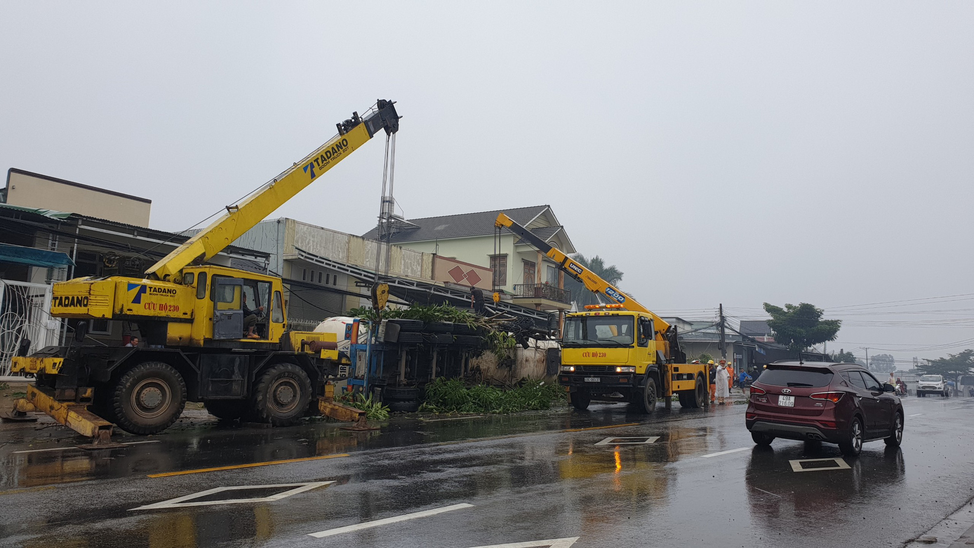 Xe bồn chở gas lao v&agrave;o nhiều nh&agrave; d&acirc;n tr&ecirc;n Quốc lộ 20, g&acirc;y cảnh tượng kinh ho&agrave;ng - Ảnh 7.
