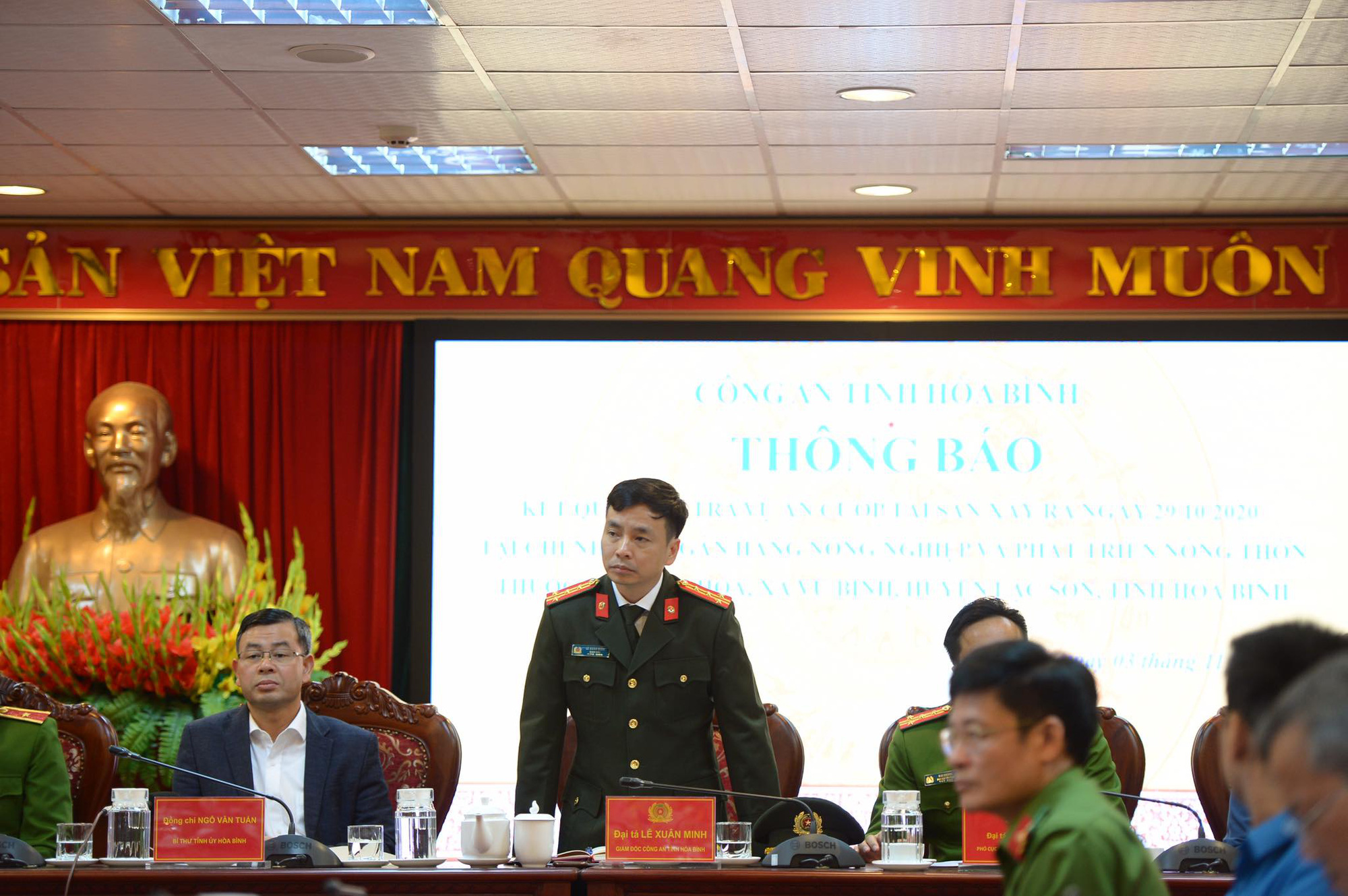 Nghi phạm cầm s&uacute;ng x&ocirc;ng v&agrave;o chi nh&aacute;nh Agribank cướp hơn 200 triệu đồng khai g&igrave;? - Ảnh 3.