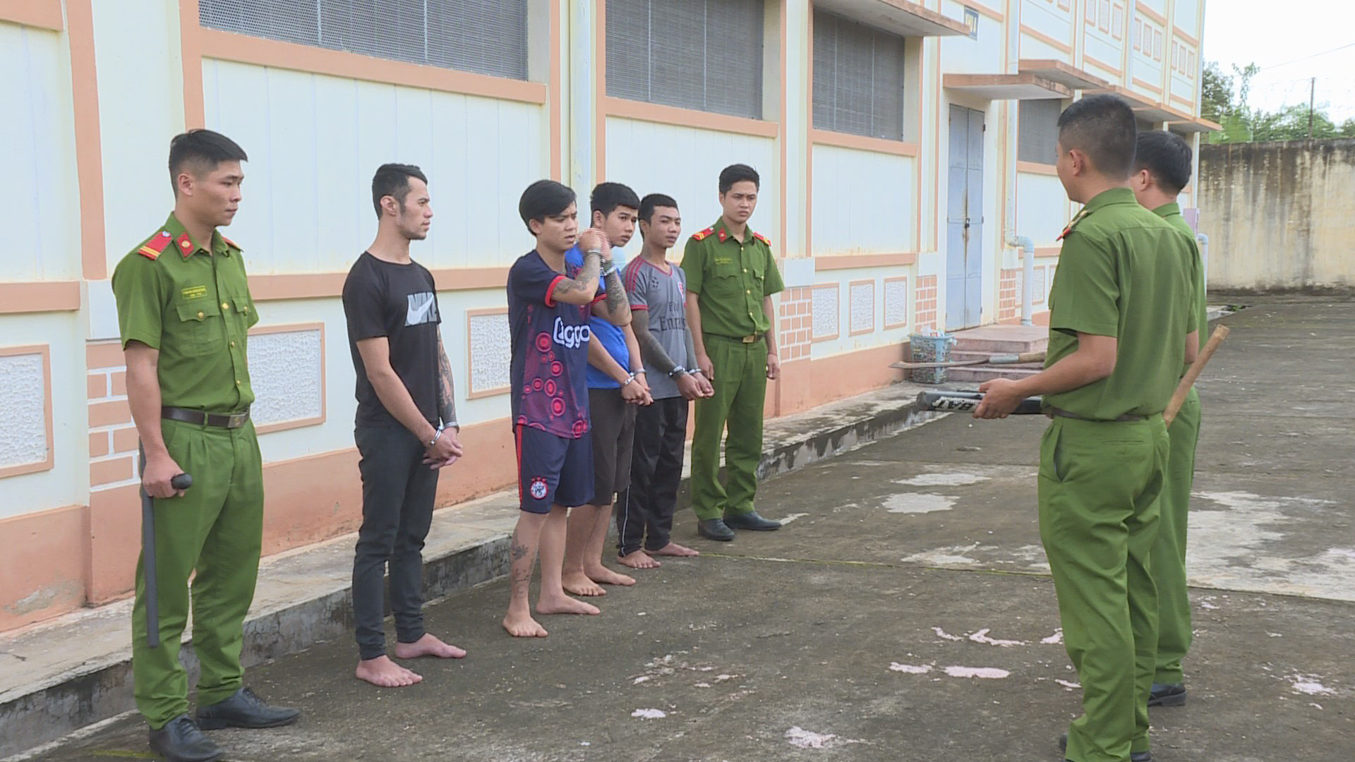 M&acirc;u thuẫn với nữ tiếp vi&ecirc;n qu&aacute;n karaoke, kh&aacute;ch bị đ&aacute;nh trọng thương - Ảnh 2.