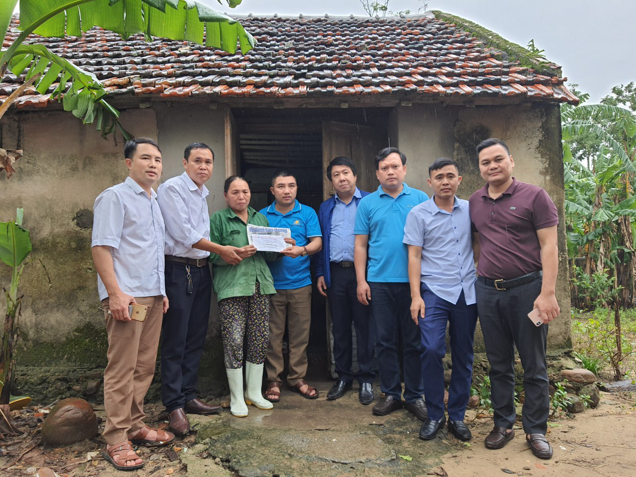 Bạn đọc Báo Người Lao Động trao 180 triệu đồng đến bà con vùng lũ Quảng Bình