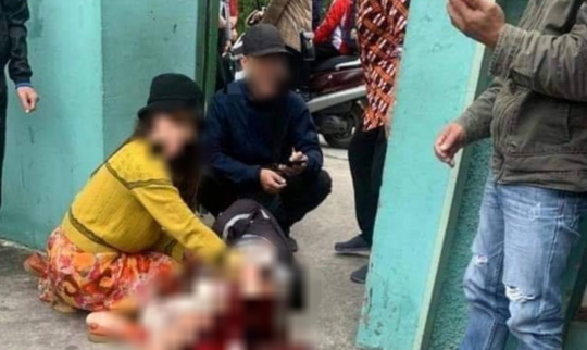 2 phụ huynh ẩu đả, 1 người bị đâm trọng thương trước trường