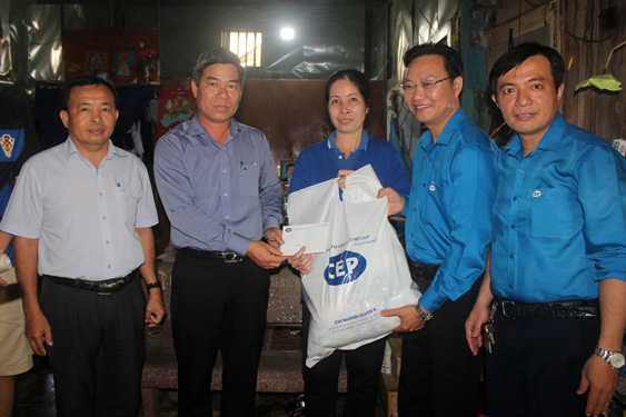 Tiếp sức người lao động kh&oacute; khăn - Ảnh 1.