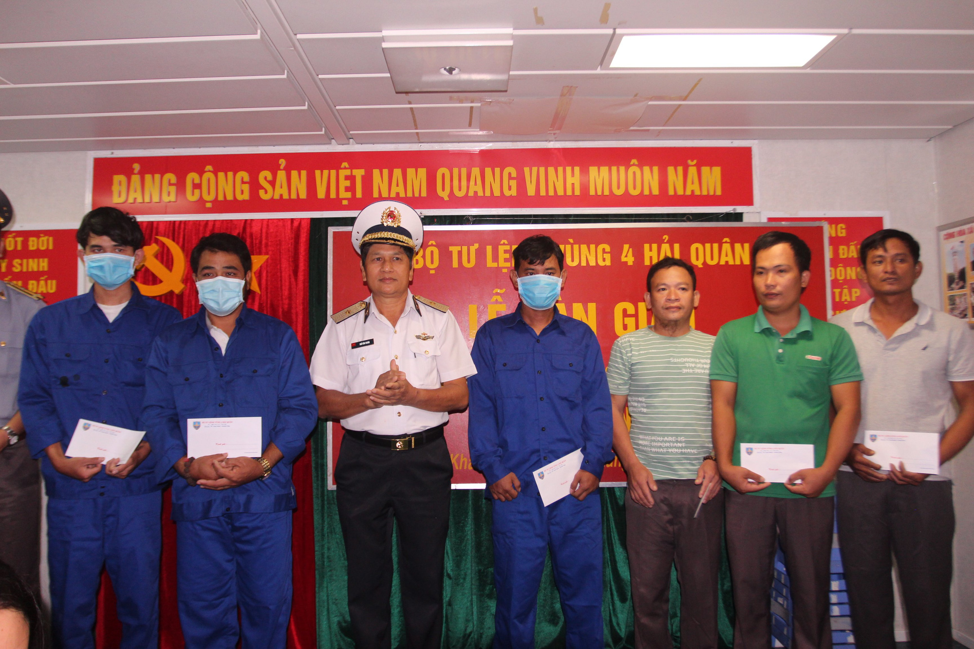 3 ngư d&acirc;n B&igrave;nh Định ch&igrave;m t&agrave;u được cứu kể về gi&acirc;y ph&uacute;t sinh tử tr&ecirc;n biển - Ảnh 1.