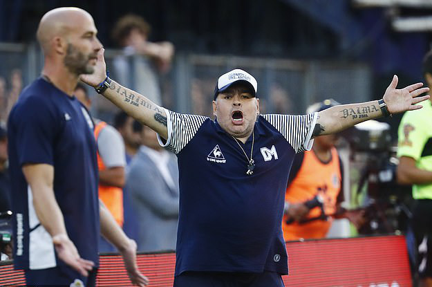 Cựu danh thủ Diego Maradona nhập viện khẩn cấp sau sinh nhật thứ 60 - Ảnh 2.