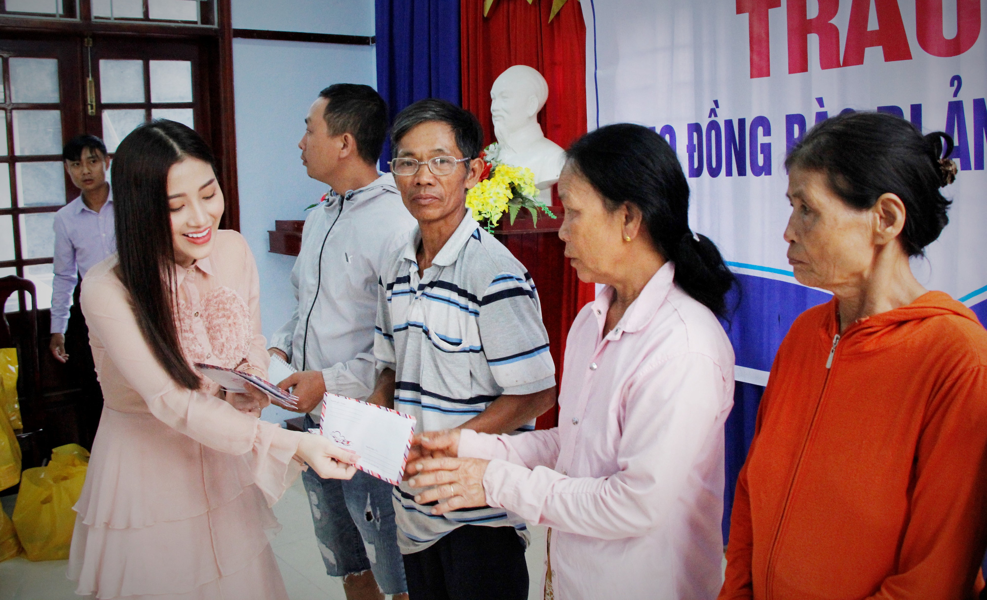 Ngọc nữ bolero Tố My cùng Báo Người Lao Động đến với người dân vùng bão huyện Nông Sơn - Ảnh 8.