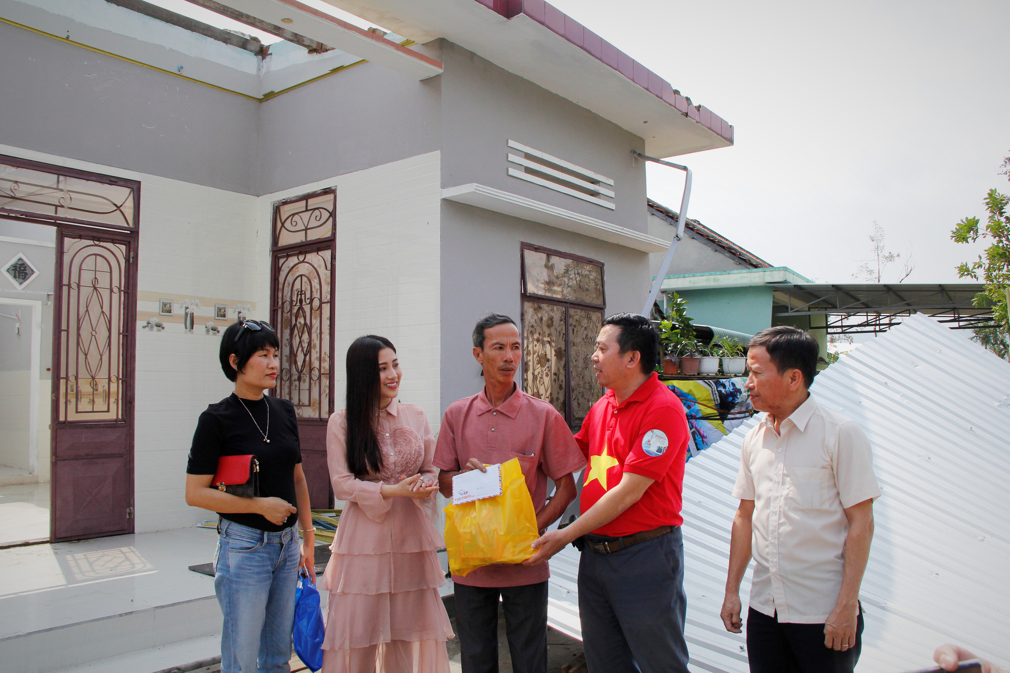 Ngọc nữ bolero Tố My cùng Báo Người Lao Động đến với người dân vùng bão huyện Nông Sơn - Ảnh 2.