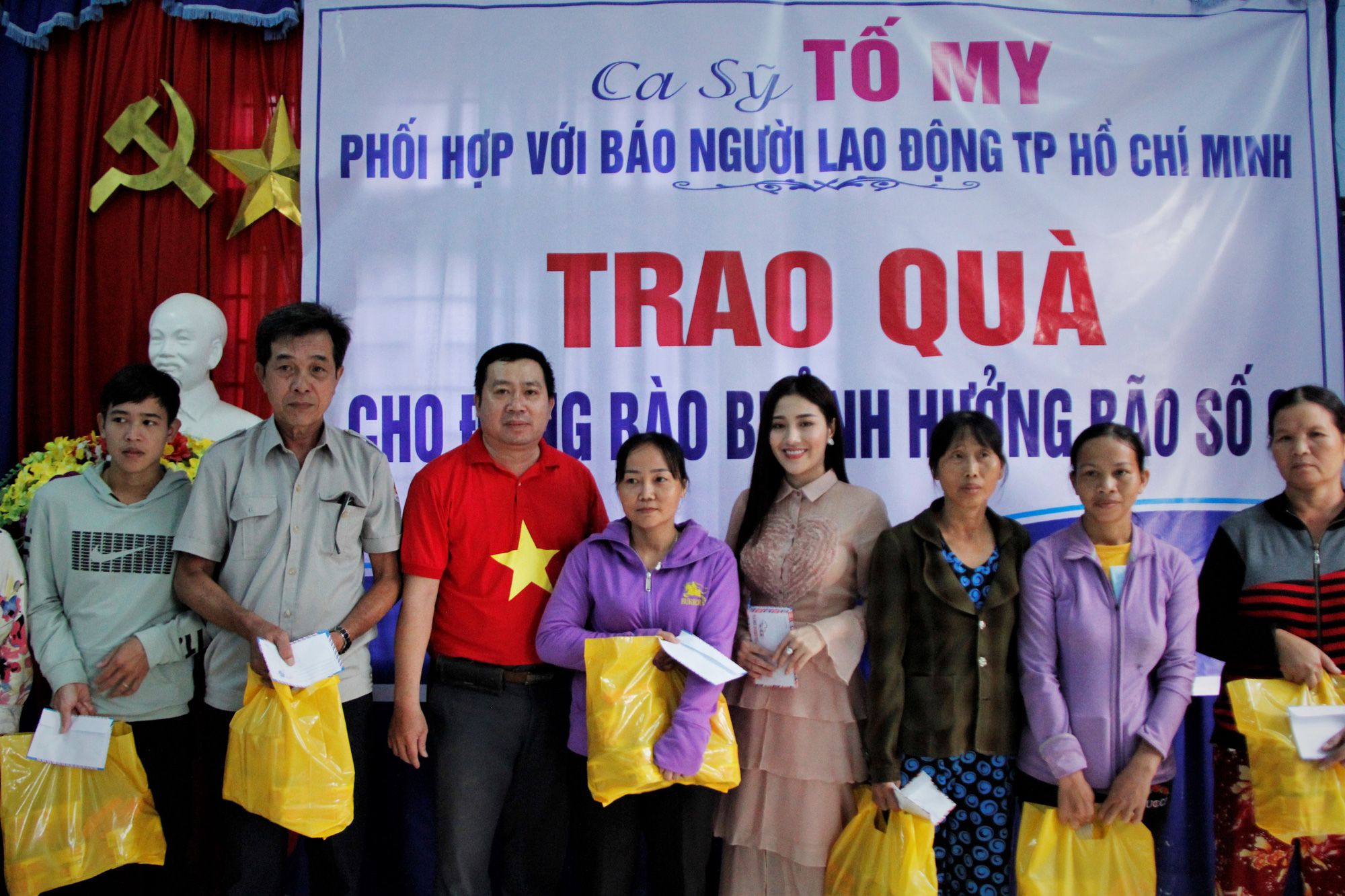 Ngọc nữ bolero Tố My cùng Báo Người Lao Động đến với người dân vùng bão huyện Nông Sơn - Ảnh 1.