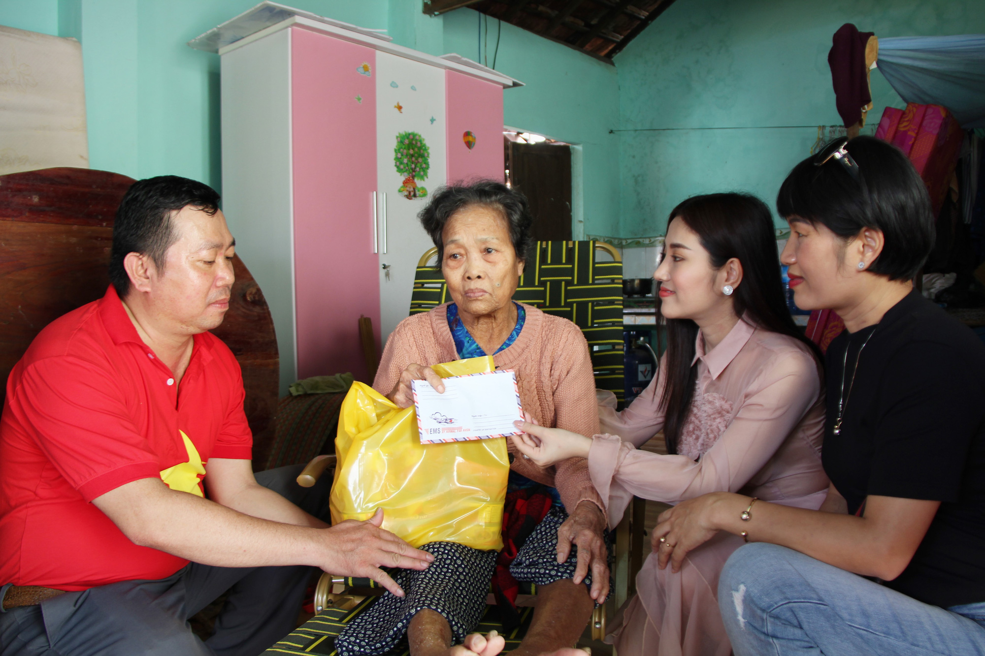 Ngọc nữ bolero Tố My cùng Báo Người Lao Động đến với người dân vùng bão huyện Nông Sơn - Ảnh 4.