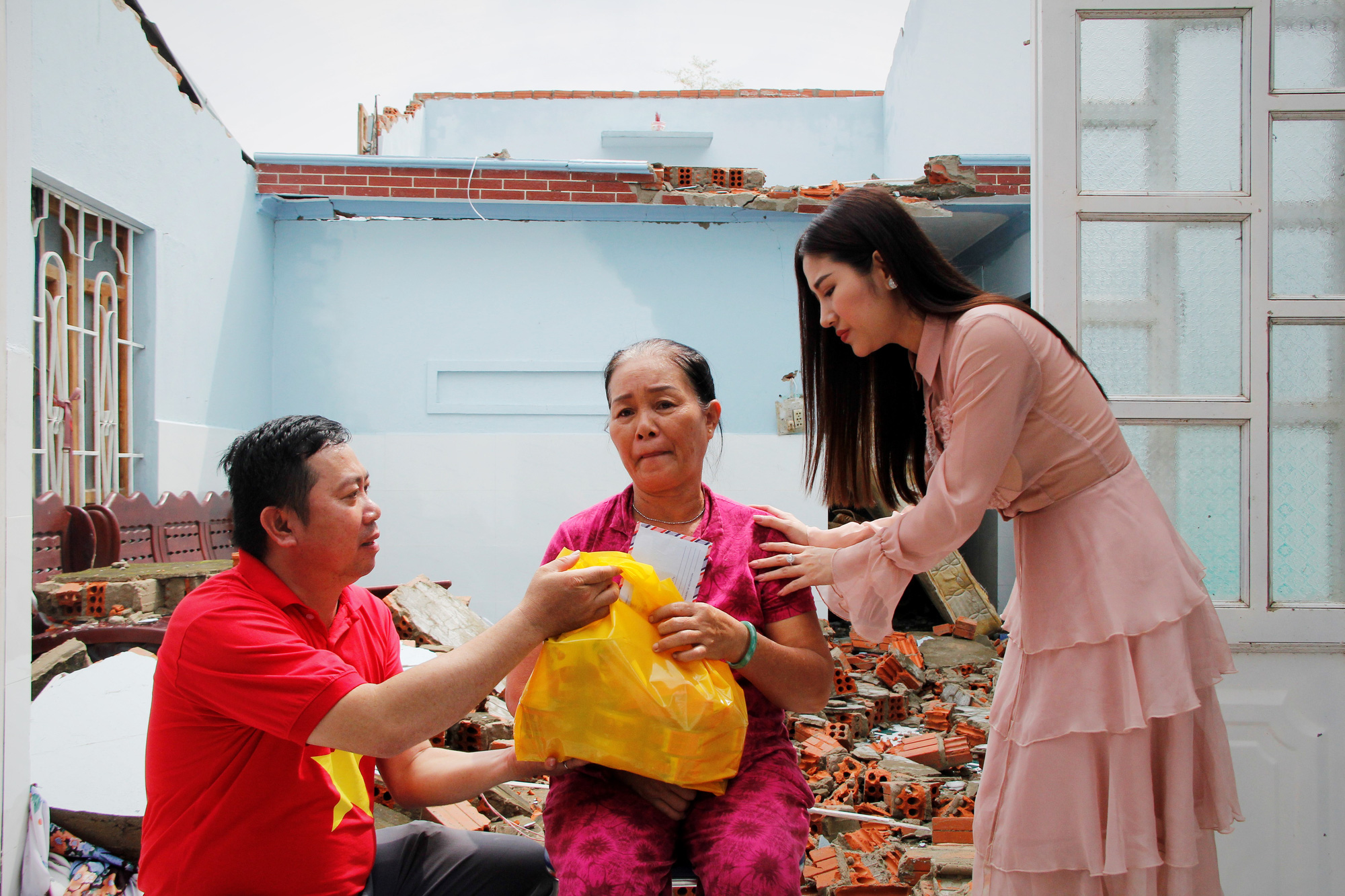 "Ngọc nữ bolero" Tố My cùng Báo Người Lao Động đến với người dân vùng bão huyện Nông Sơn