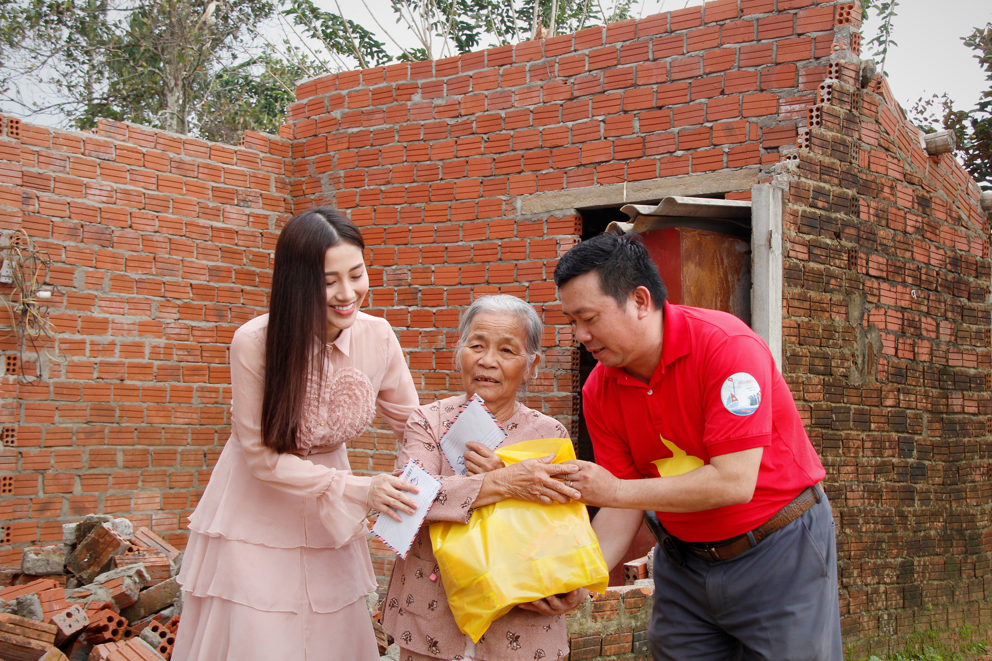Ngọc nữ bolero Tố My cùng Báo Người Lao Động đến với người dân vùng bão huyện Nông Sơn - Ảnh 5.