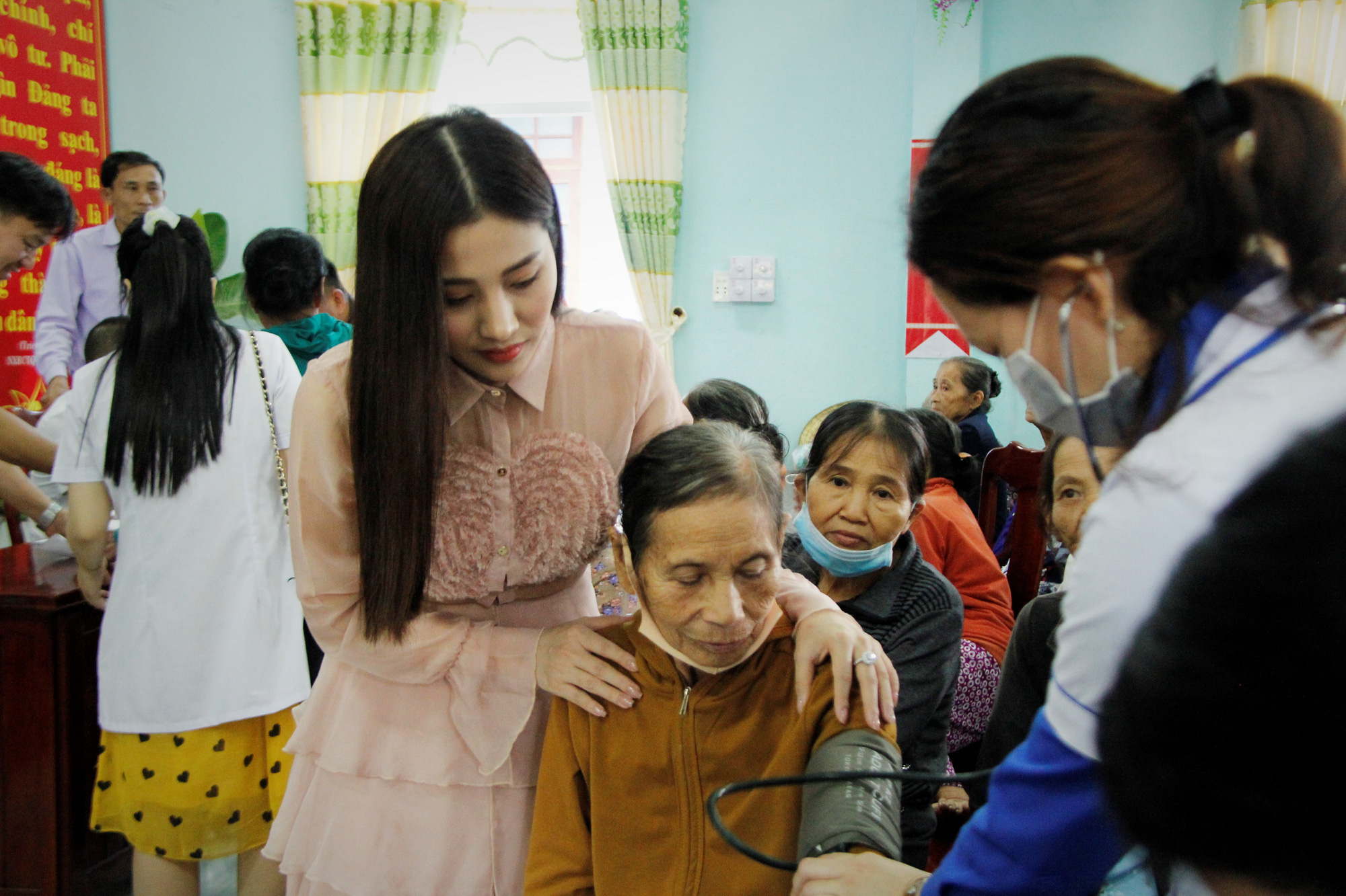Ngọc nữ bolero Tố My cùng Báo Người Lao Động đến với người dân vùng bão huyện Nông Sơn - Ảnh 6.