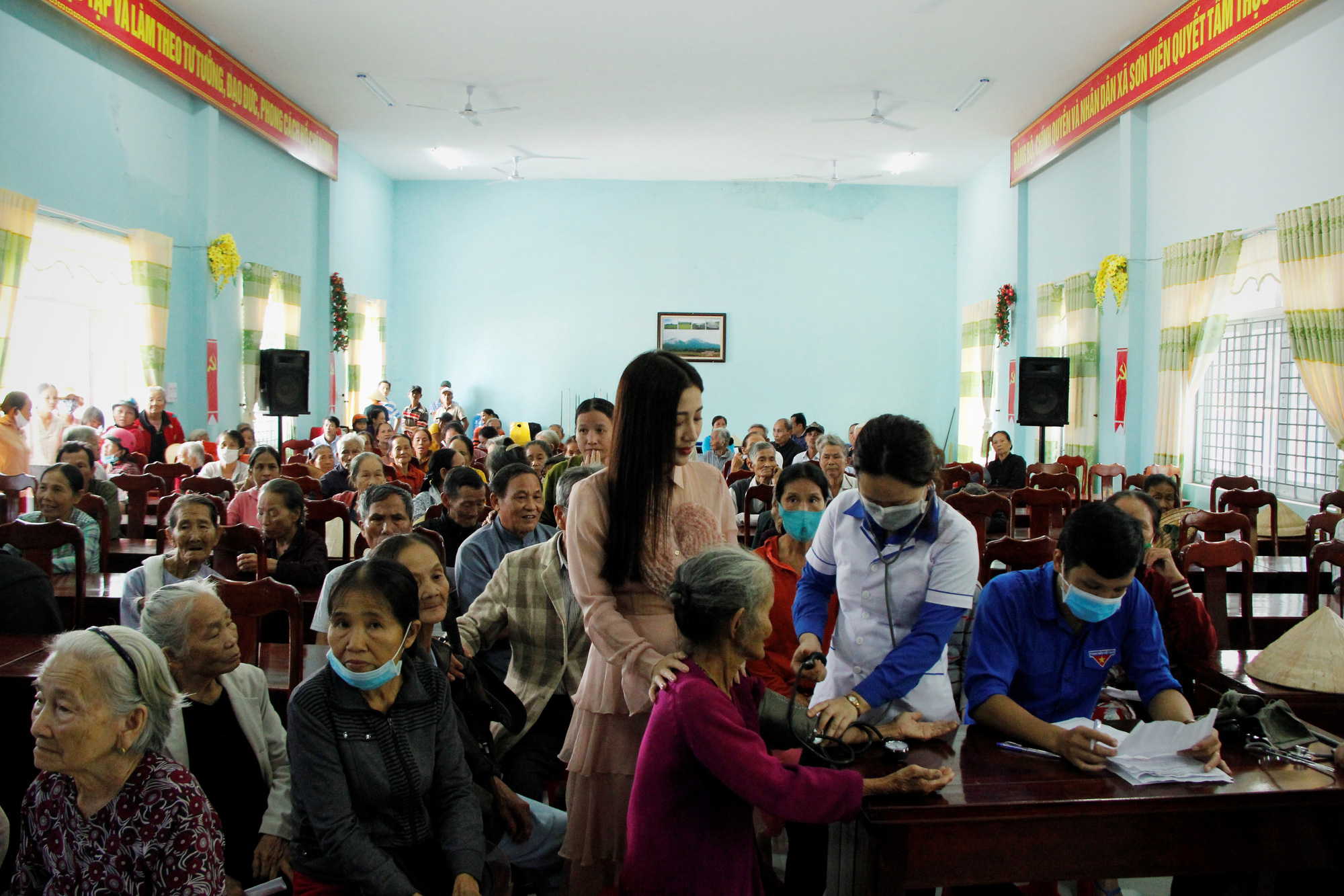 Ngọc nữ bolero Tố My cùng Báo Người Lao Động đến với người dân vùng bão huyện Nông Sơn - Ảnh 7.