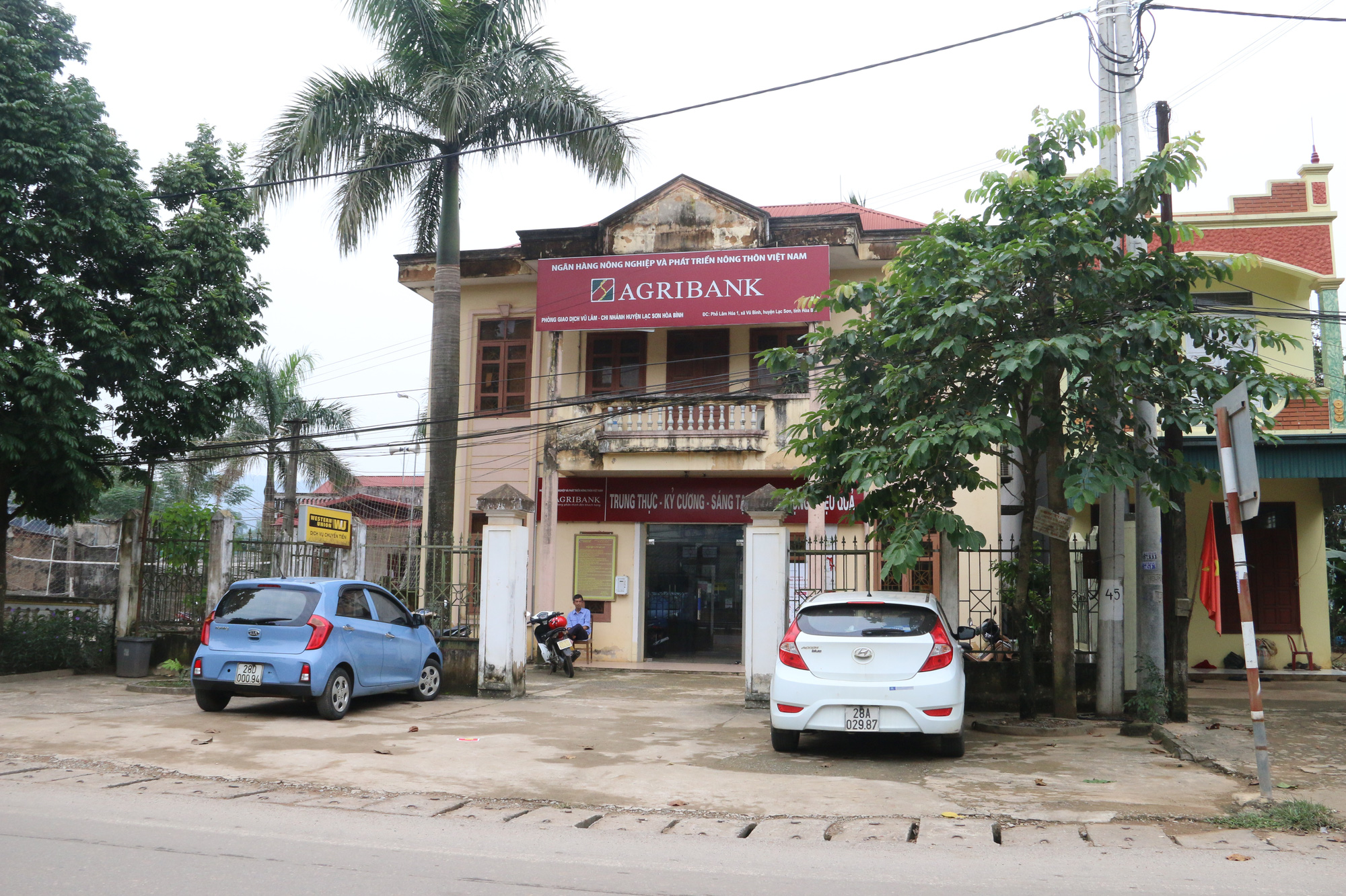 Nghi phạm t&aacute;o tợn cướp hơn 200 triệu đồng tại chi nh&aacute;nh Agribank đ&atilde; bị bắt - Ảnh 1.