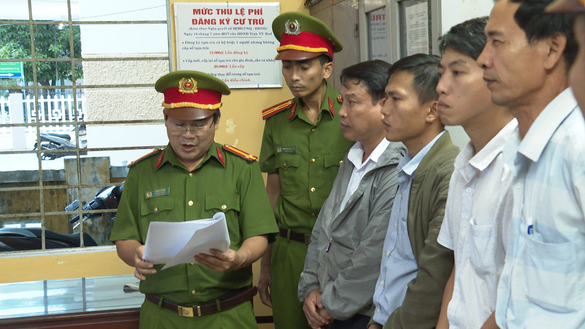 Làm ẩu, nguyên chủ tịch phường và 4 nhân viên bị bắt
