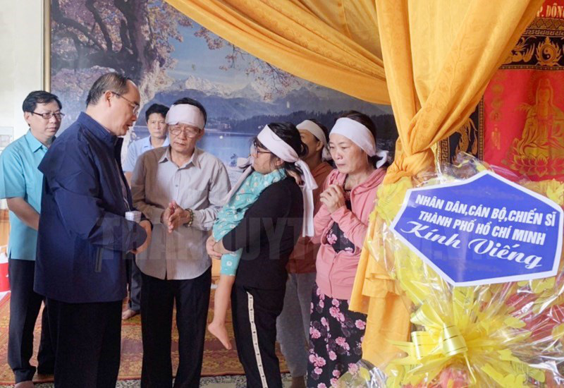 Ông Nguyễn Thiện Nhân thăm hỏi gia đình gặp nạn vì thiên tai