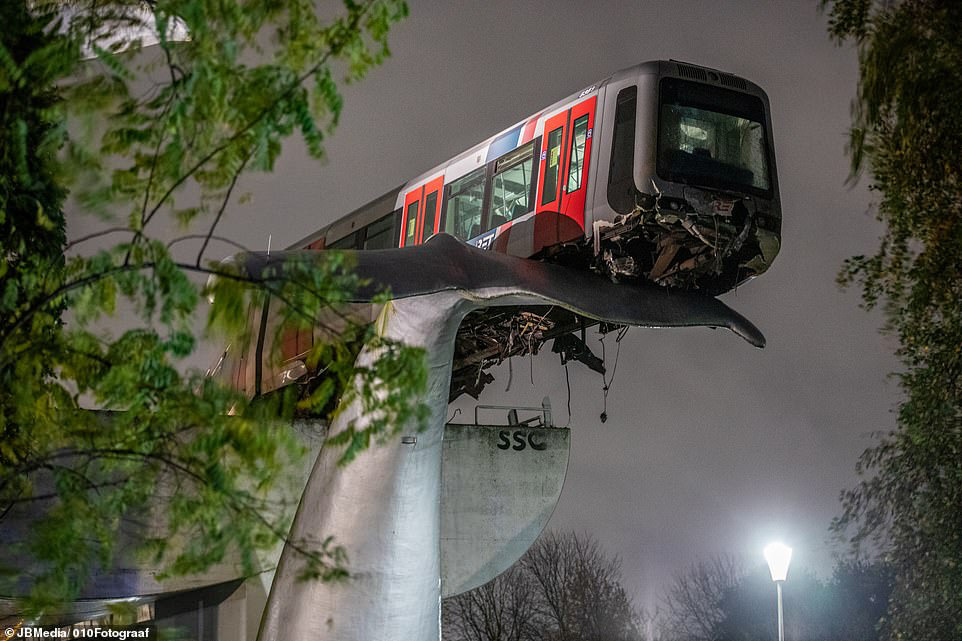Tàu metro lao qua rào chắn, nằm vắt vẻo trên "đuôi cá voi"