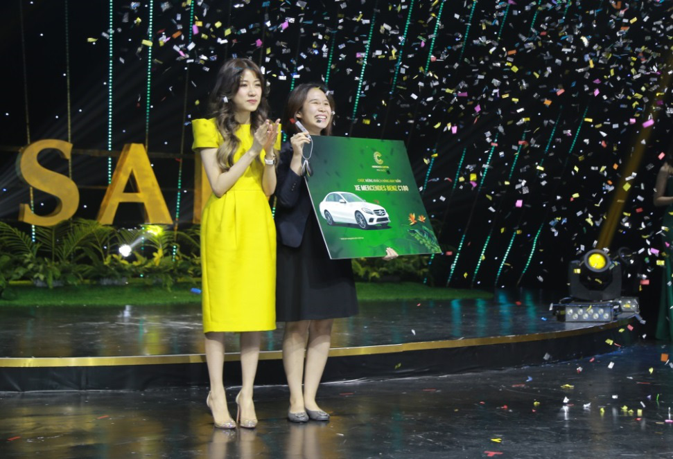 Niềm vui không tưởng: khách hàng trúng Mercedes đúng ngày cưới