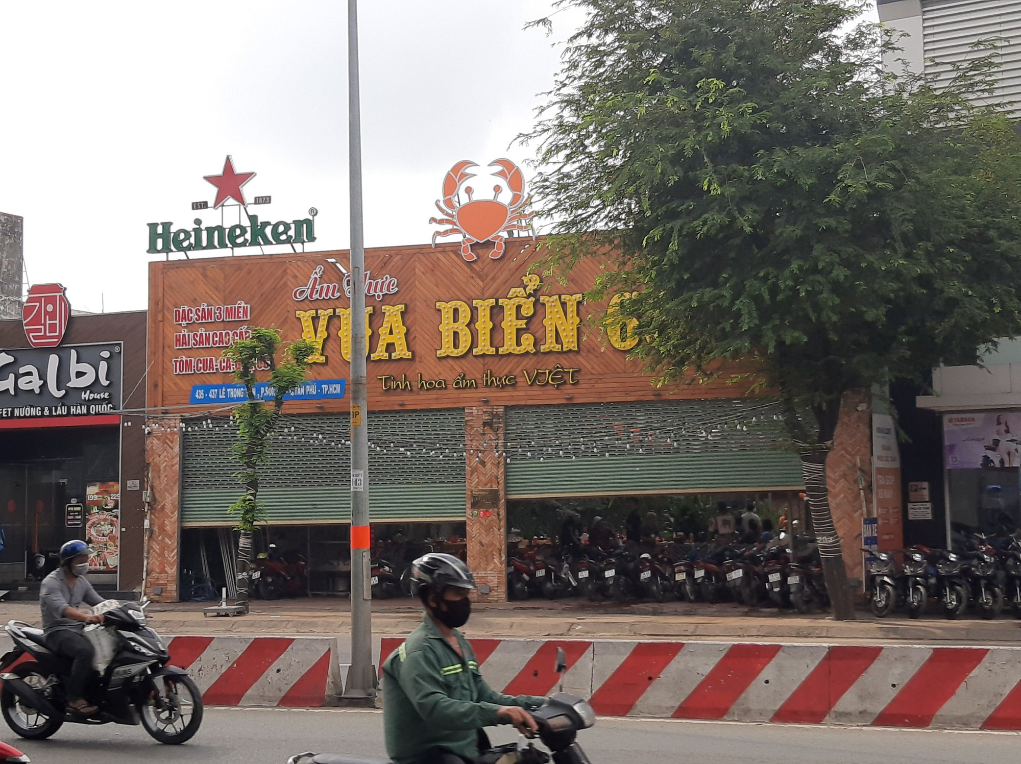 Hỗn chiến ở quận Tân Phú, hàng loạt người bị thương - Ảnh 2.