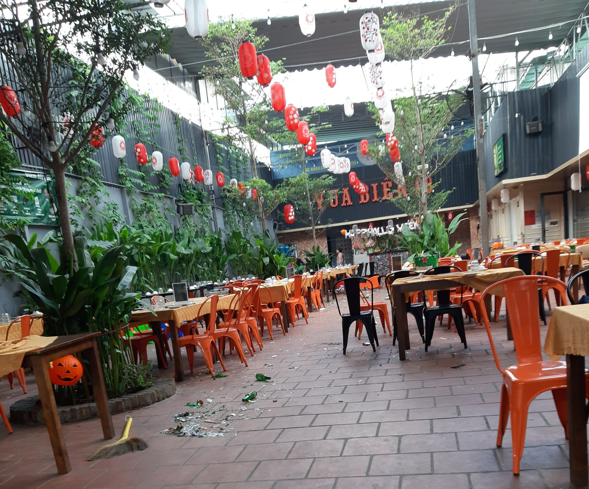 Hỗn chiến ở quận Tân Phú, hàng loạt người bị thương - Ảnh 3.