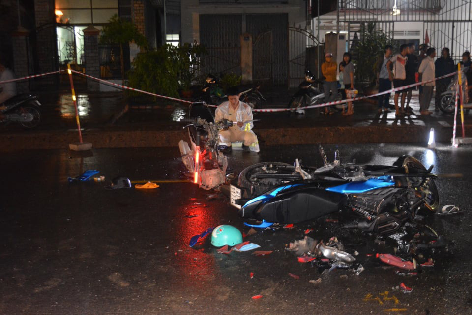 Hai xe máy đấu đầu, 4 thanh niên thương vong
