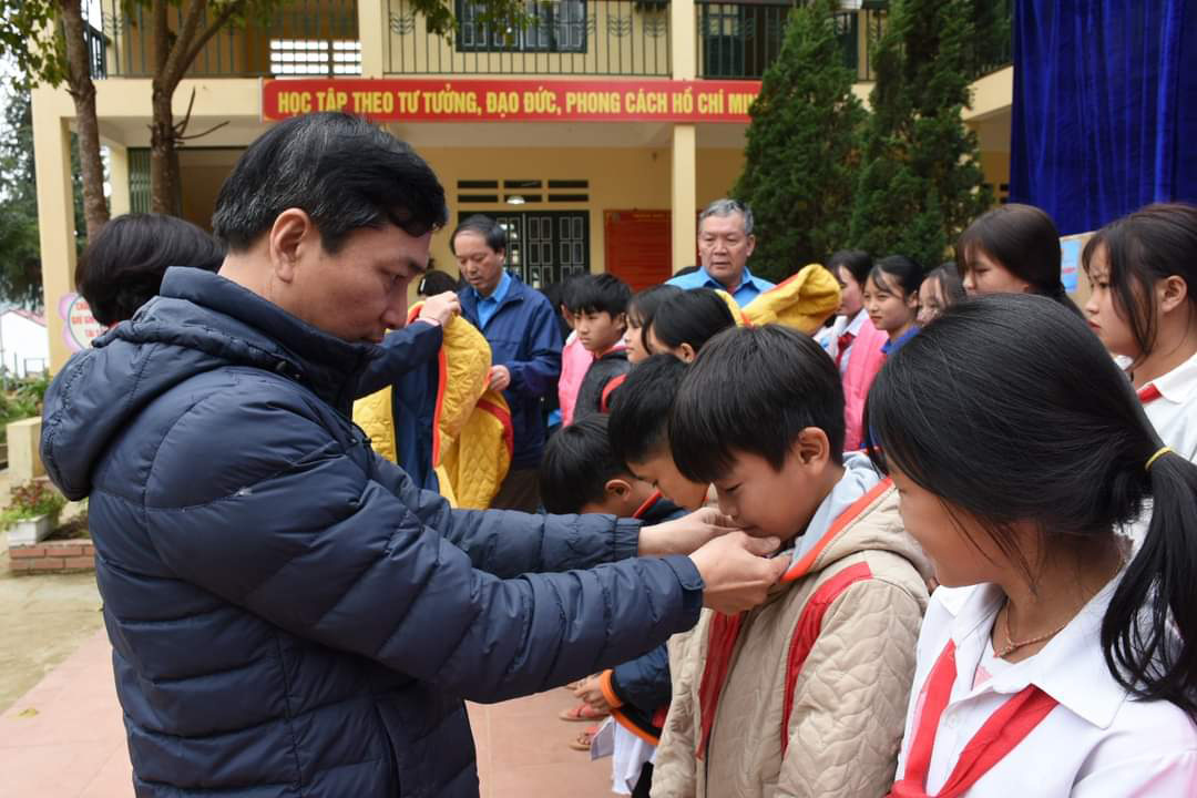 Mang áo ấm đến học sinh vùng cao