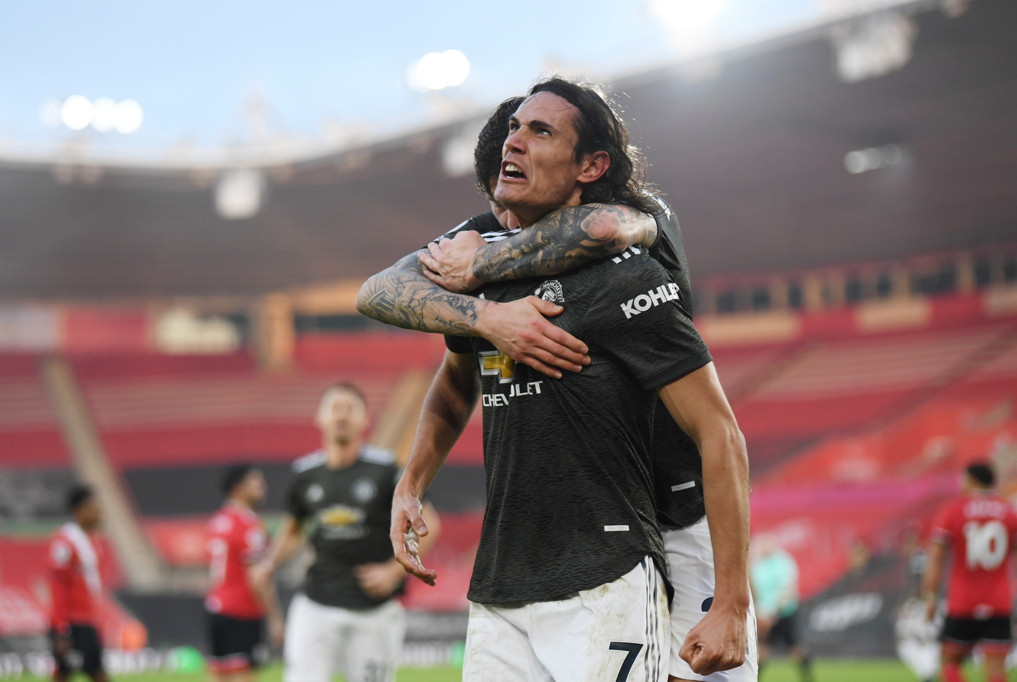 Người hùng Cavani đối mặt án treo giò 3 trận, Man United bàng hoàng