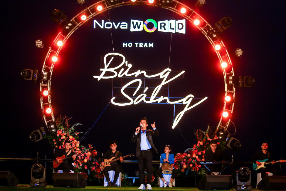 Bằng Kiều tr&igrave;nh diễn loạt ca kh&uacute;c l&atilde;ng mạn b&ecirc;n bờ biển Hồ Tr&agrave;m - Ảnh 1.