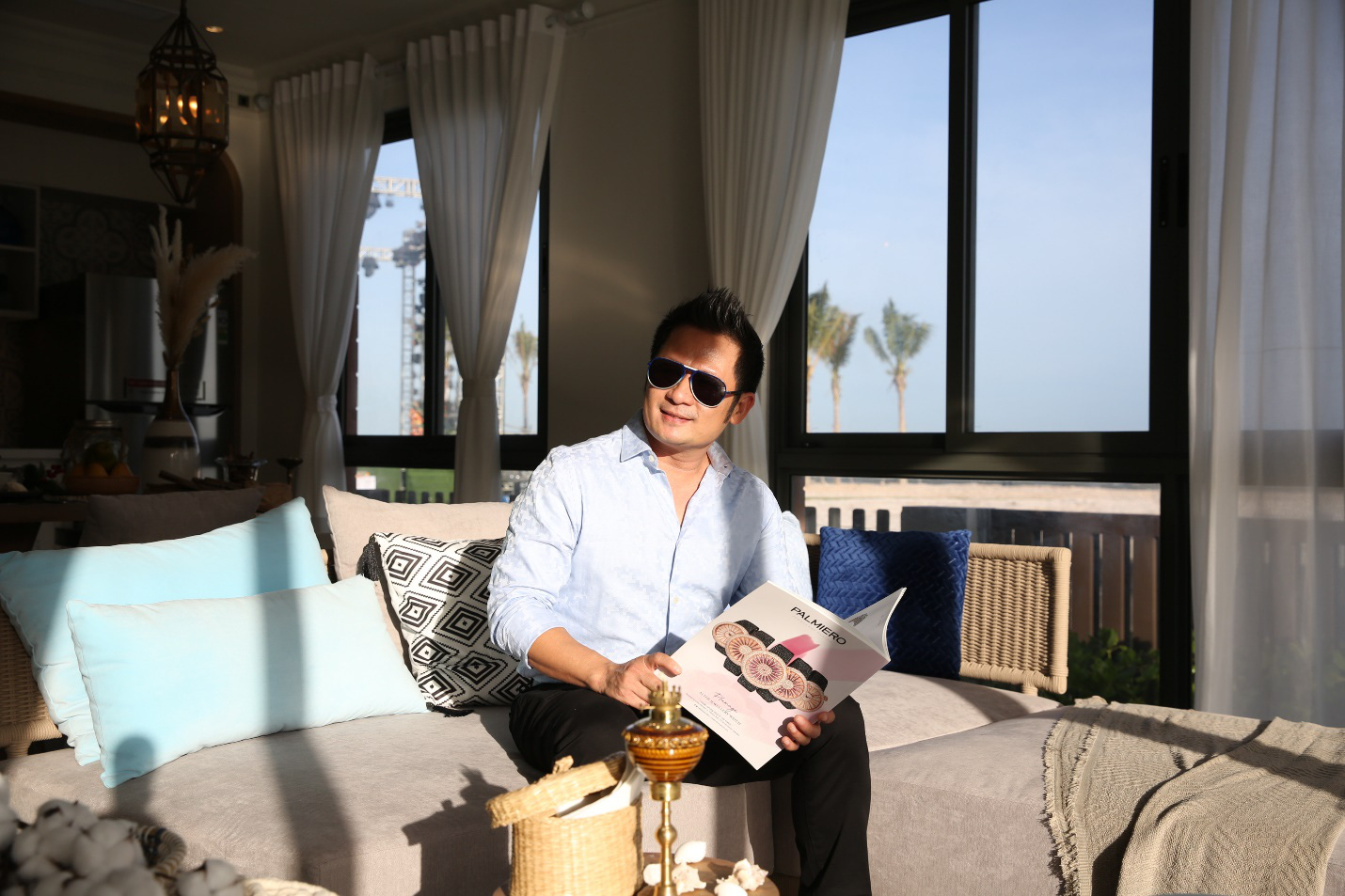 Bằng Kiều tr&igrave;nh diễn loạt ca kh&uacute;c l&atilde;ng mạn b&ecirc;n bờ biển Hồ Tr&agrave;m - Ảnh 5.